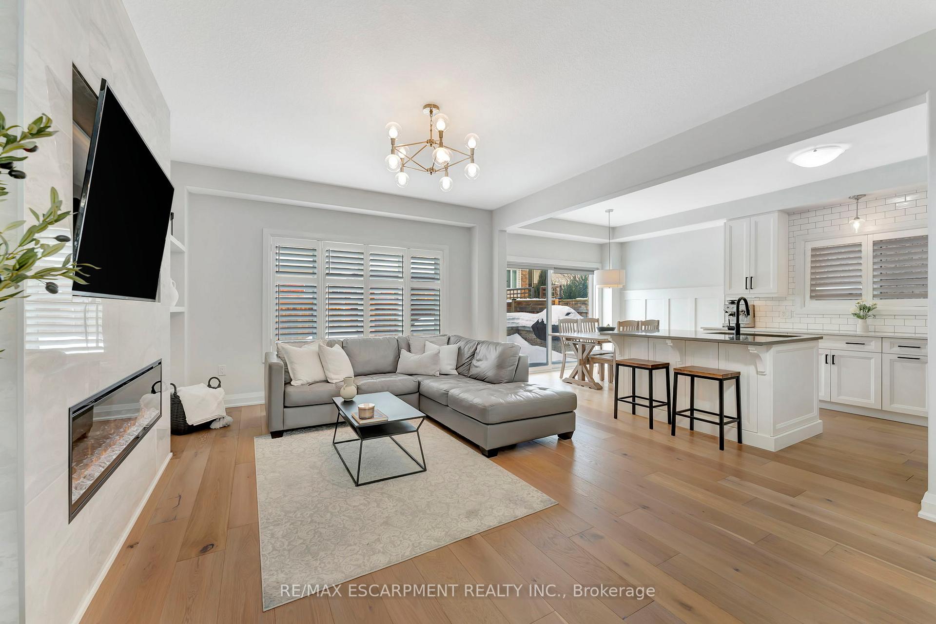Photo 4 of 209 John Frederick Drive, Hamilton, Ancaster — HOMEH
