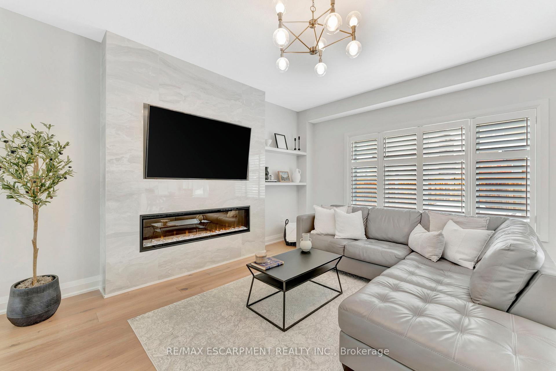 Photo 7 of 209 John Frederick Drive, Hamilton, Ancaster — HOMEH