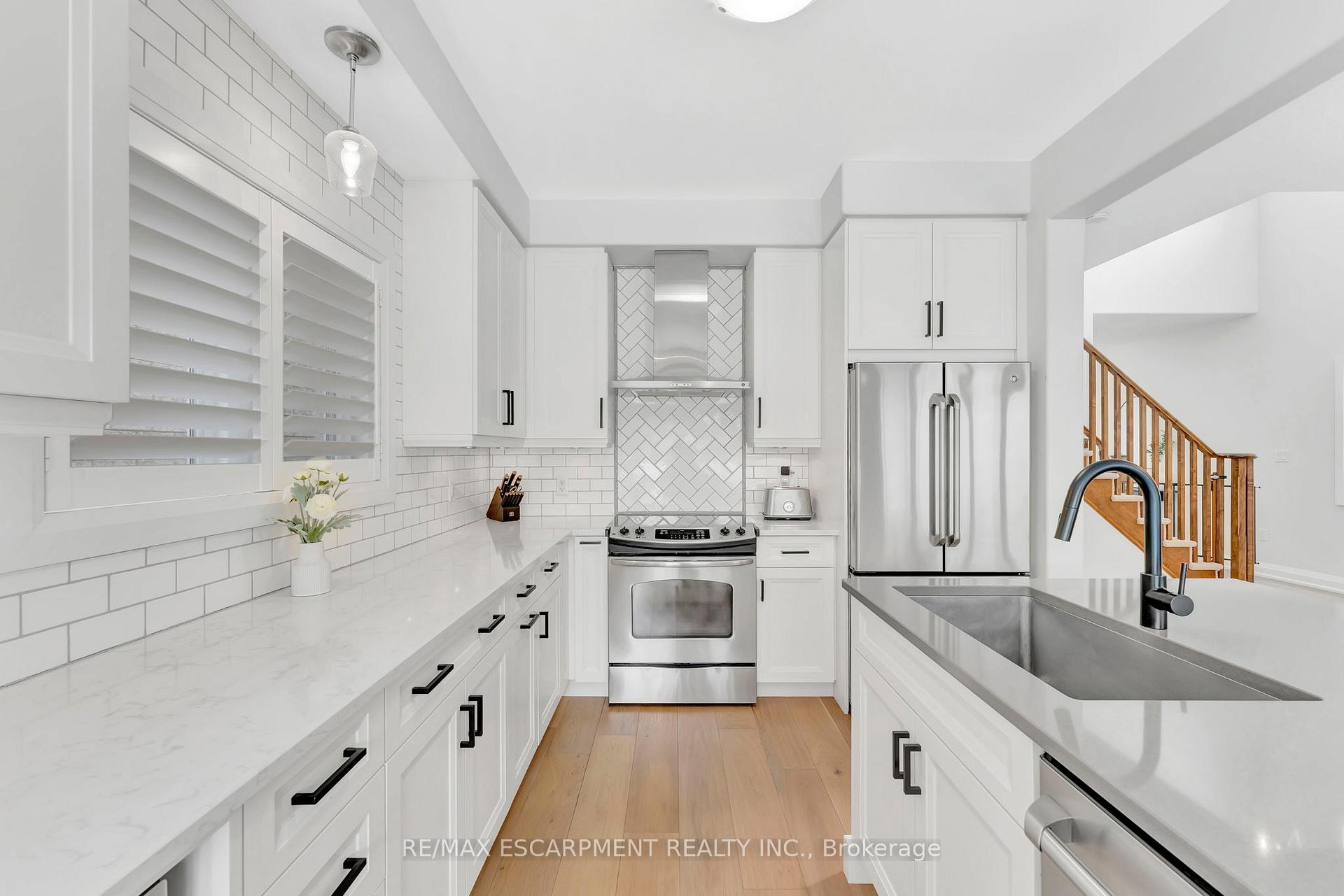 Photo 5 of 209 John Frederick Drive, Hamilton, Ancaster — HOMEH