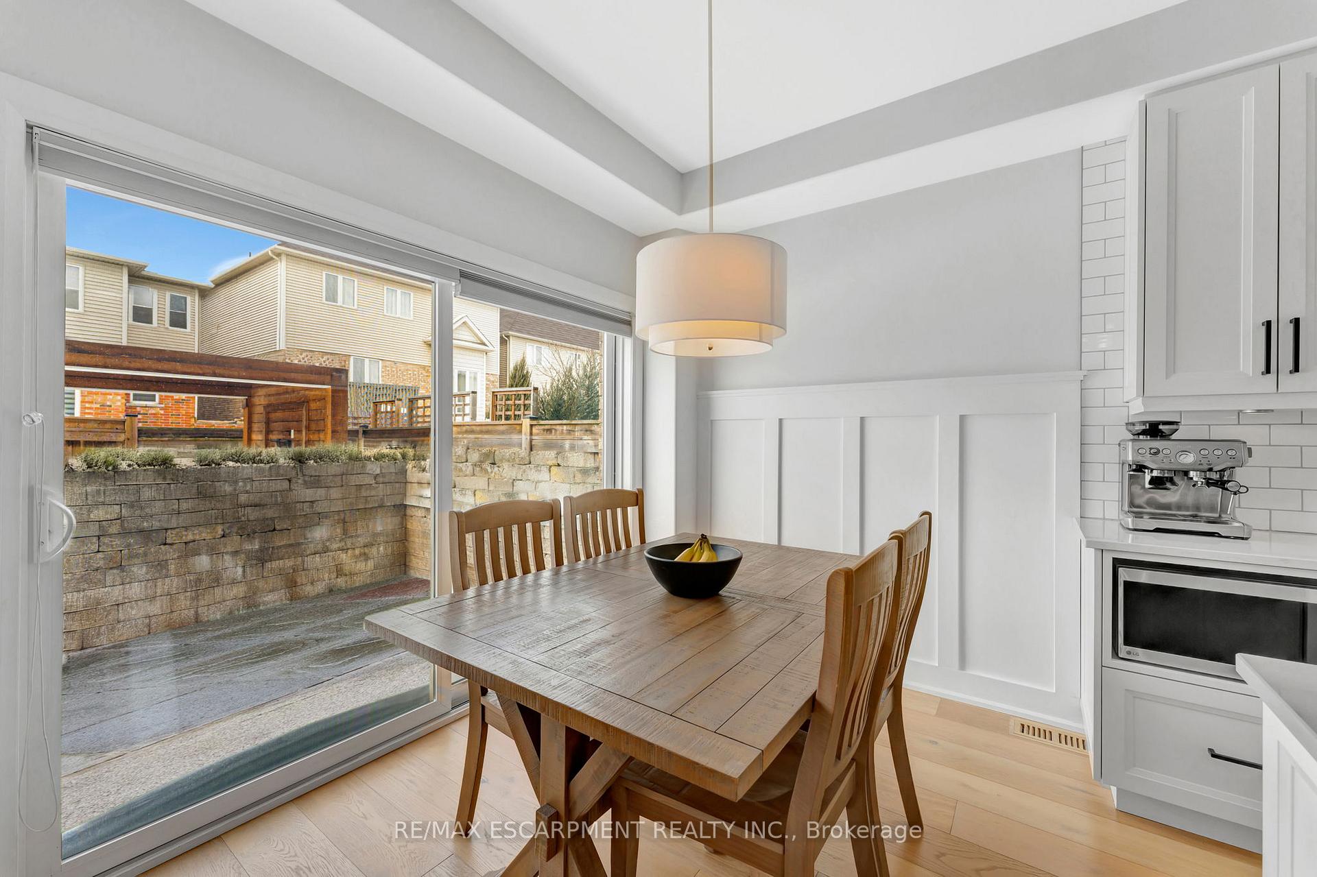 Photo 10 of 209 John Frederick Drive, Hamilton, Ancaster — HOMEH