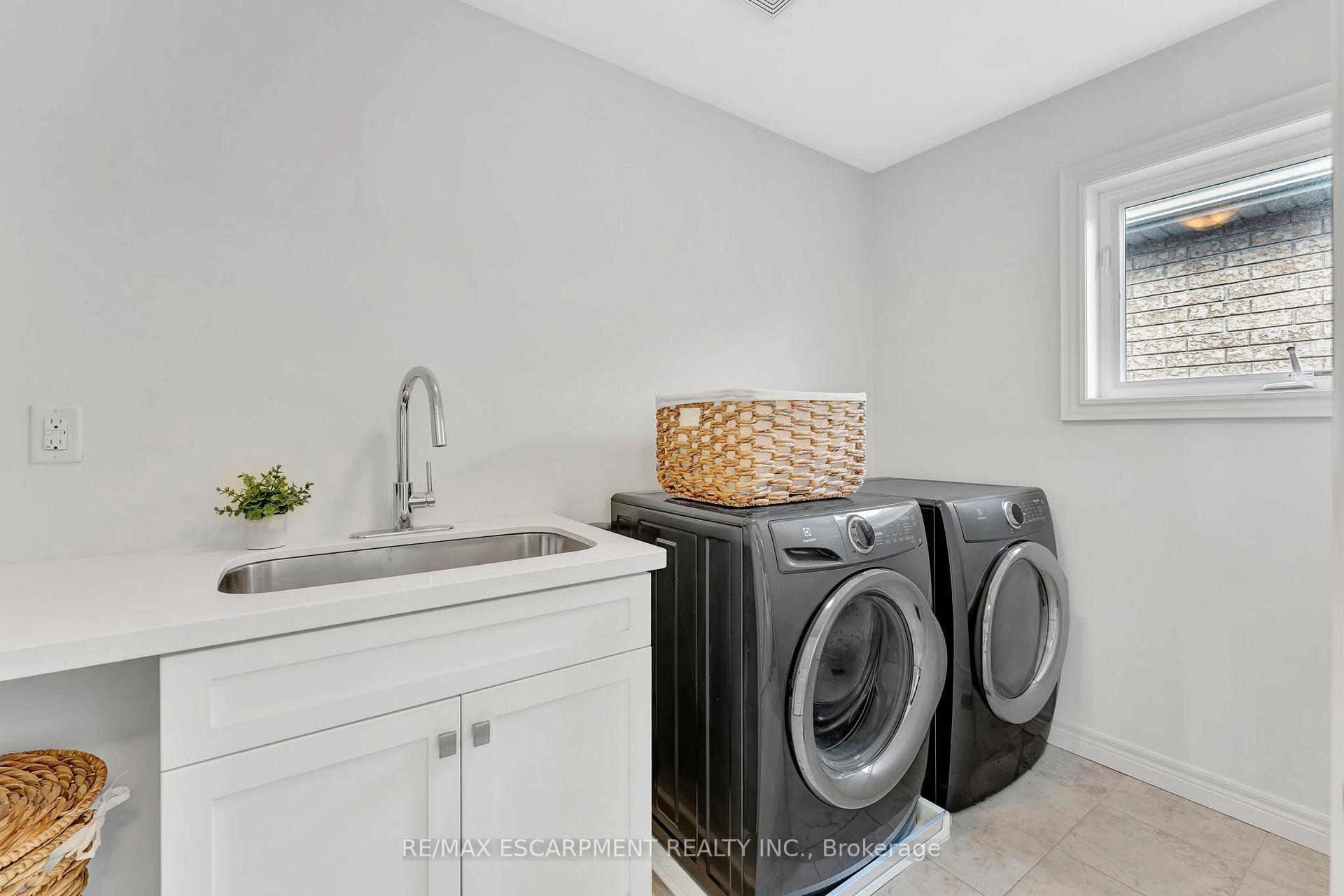 Photo 42 of 209 John Frederick Drive, Hamilton, Ancaster — HOMEH