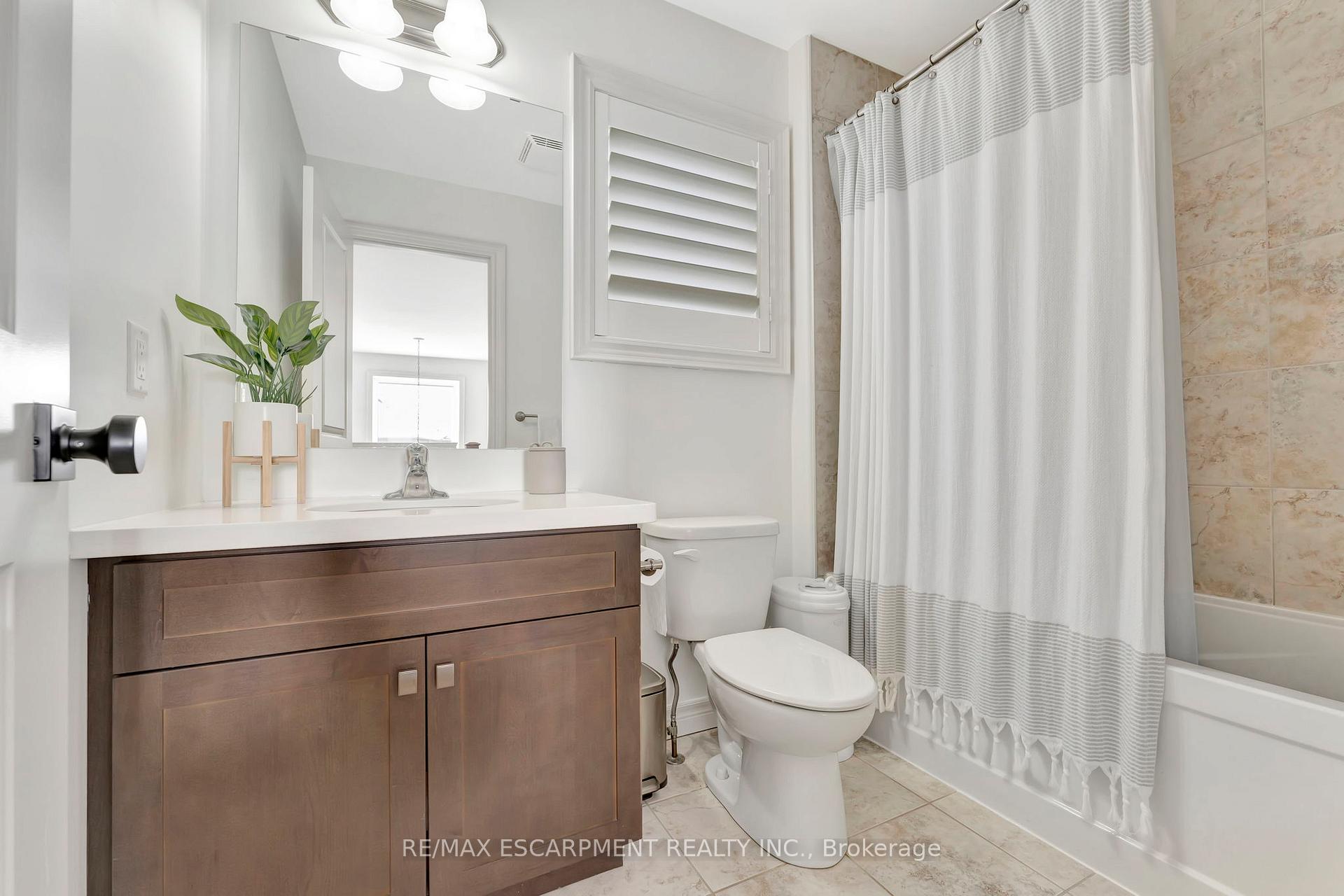 Photo 31 of 209 John Frederick Drive, Hamilton, Ancaster — HOMEH