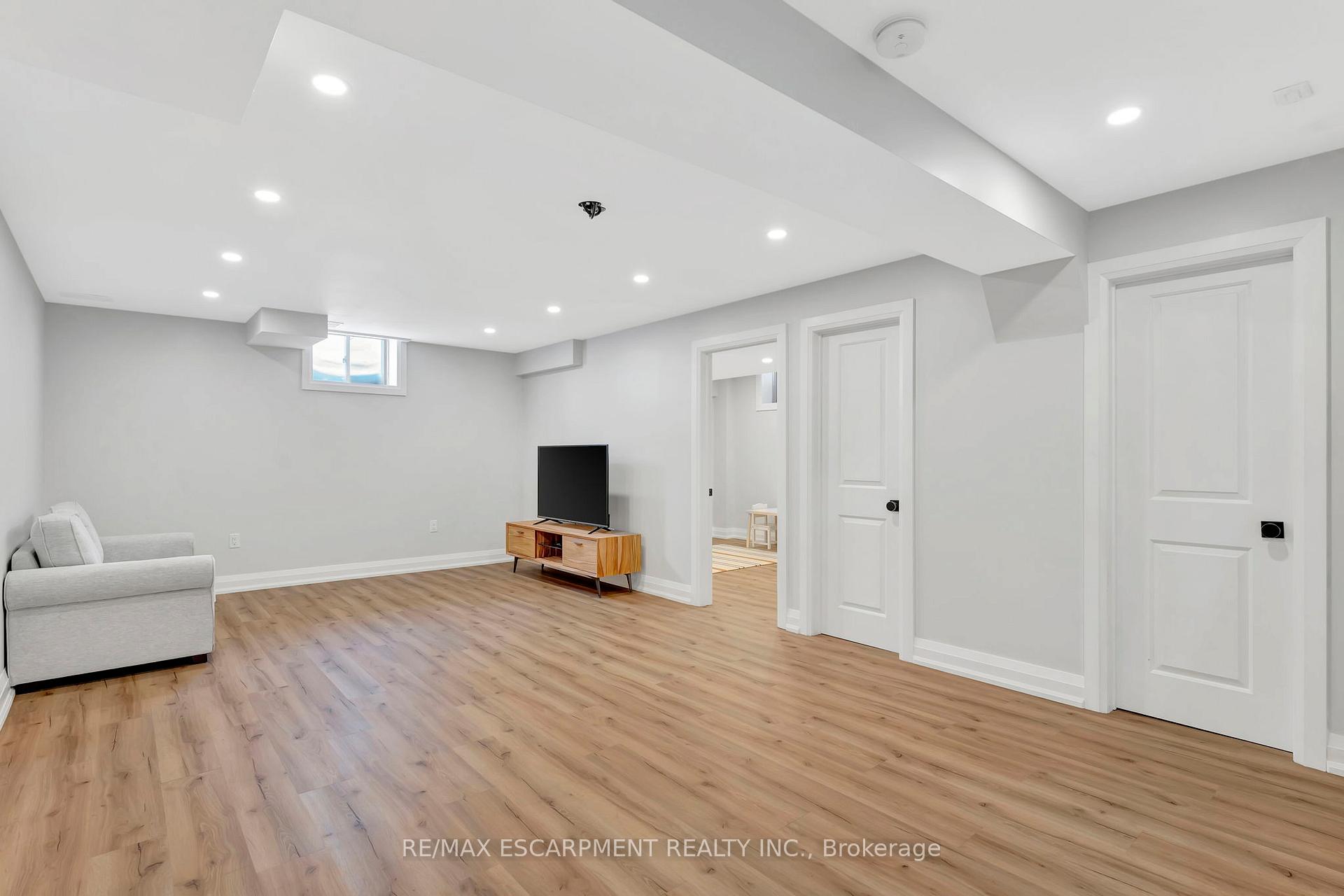 Photo 16 of 209 John Frederick Drive, Hamilton, Ancaster — HOMEH