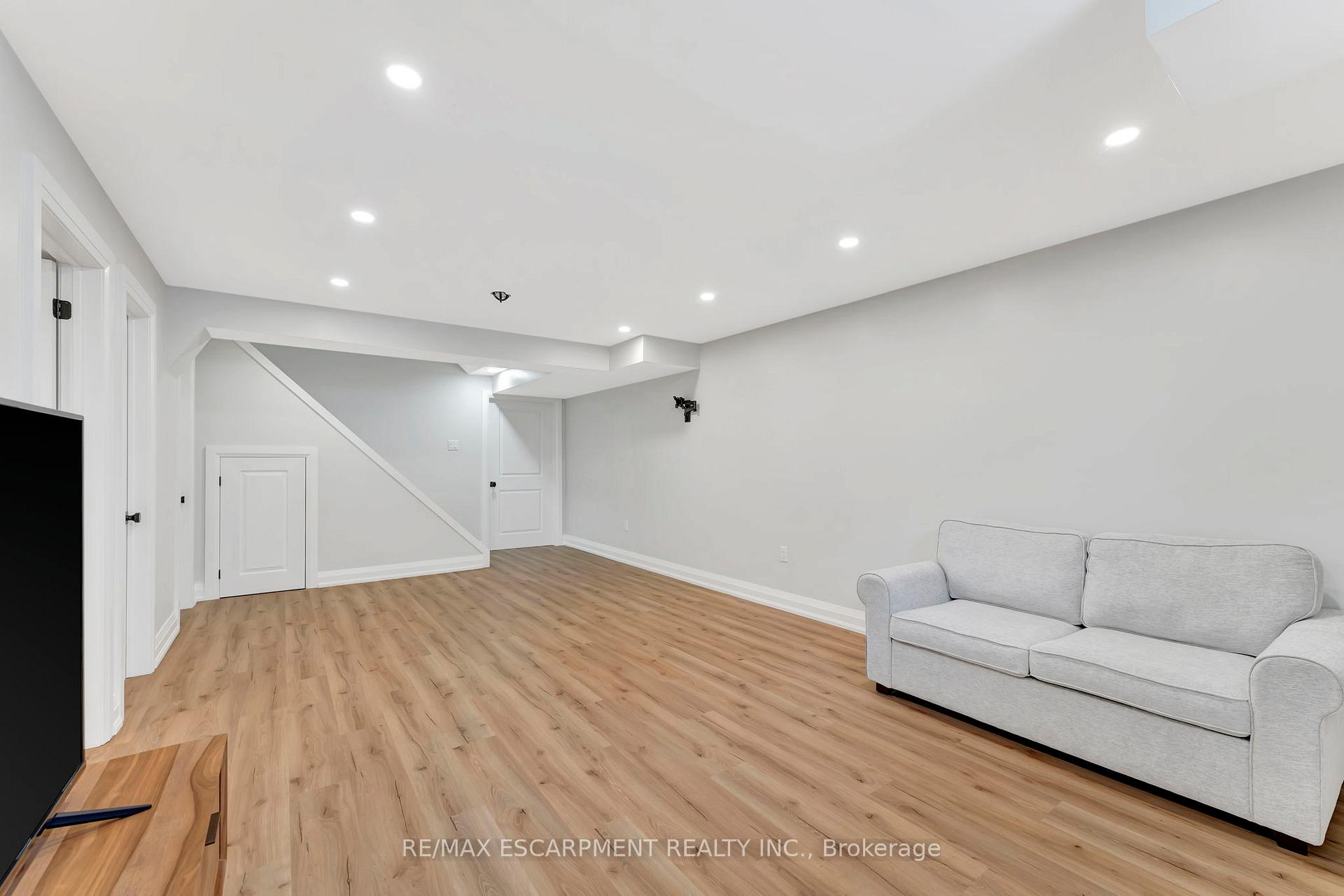 Photo 14 of 209 John Frederick Drive, Hamilton, Ancaster — HOMEH