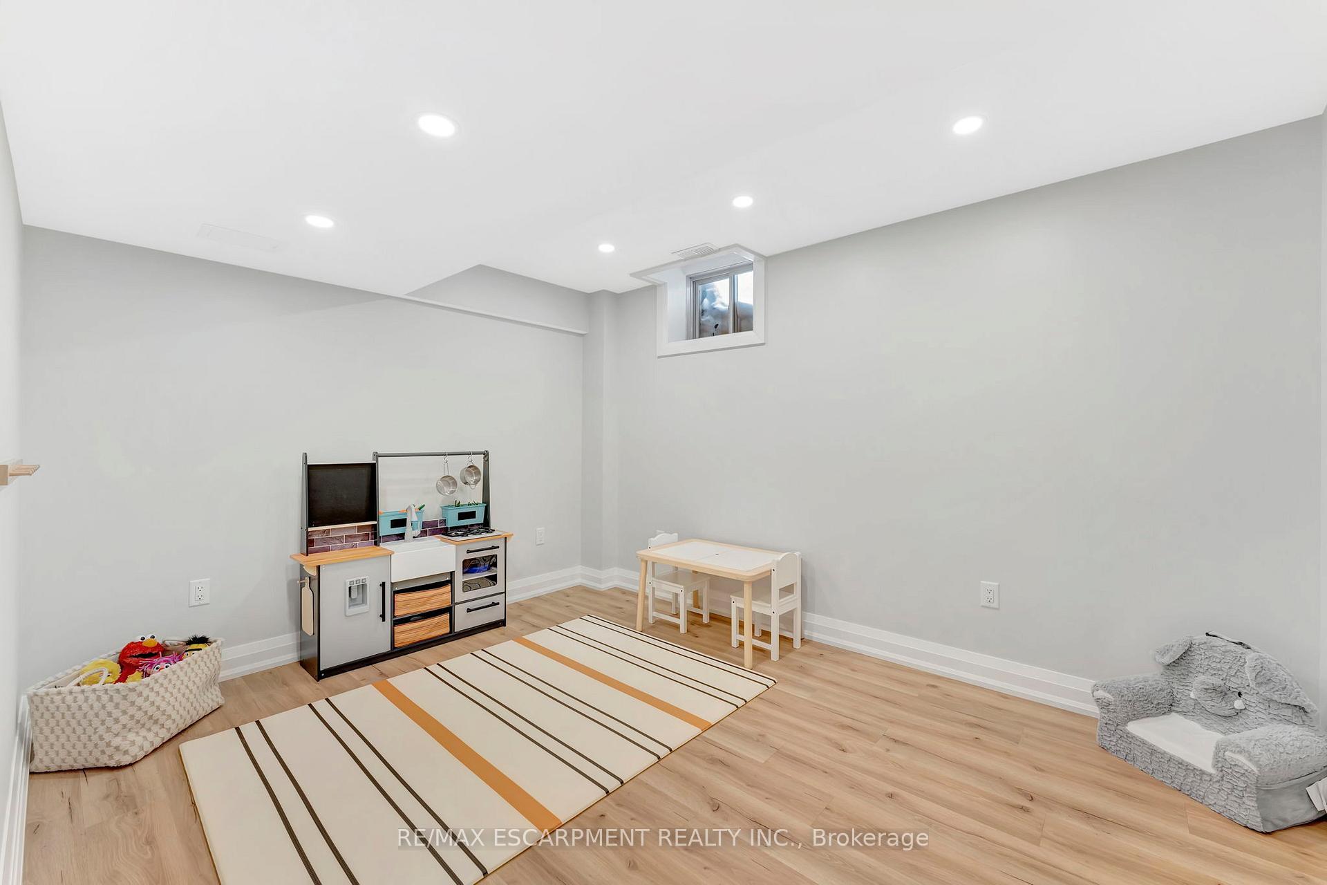 Photo 32 of 209 John Frederick Drive, Hamilton, Ancaster — HOMEH
