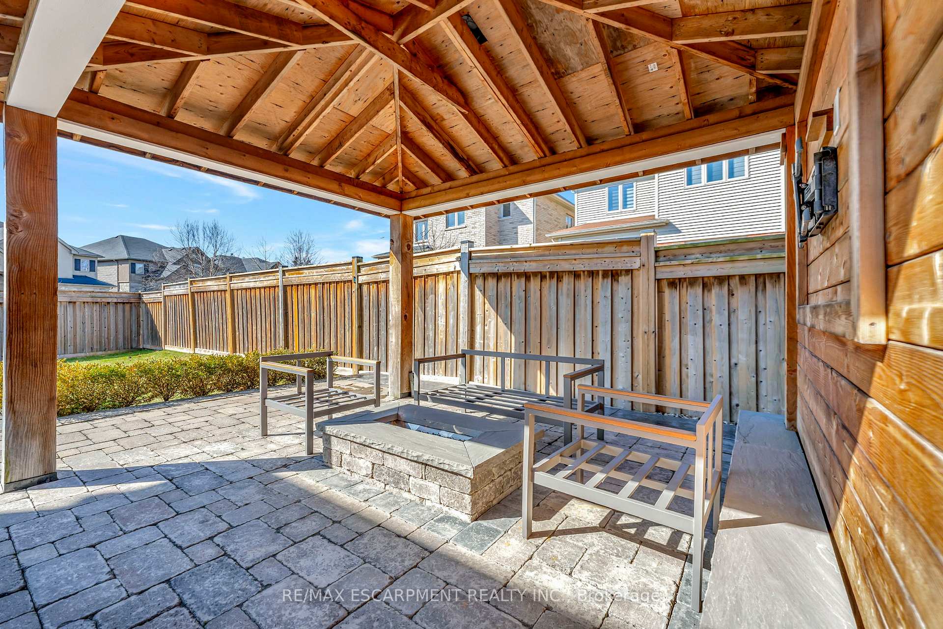 Photo 11 of 209 John Frederick Drive, Hamilton, Ancaster — HOMEH