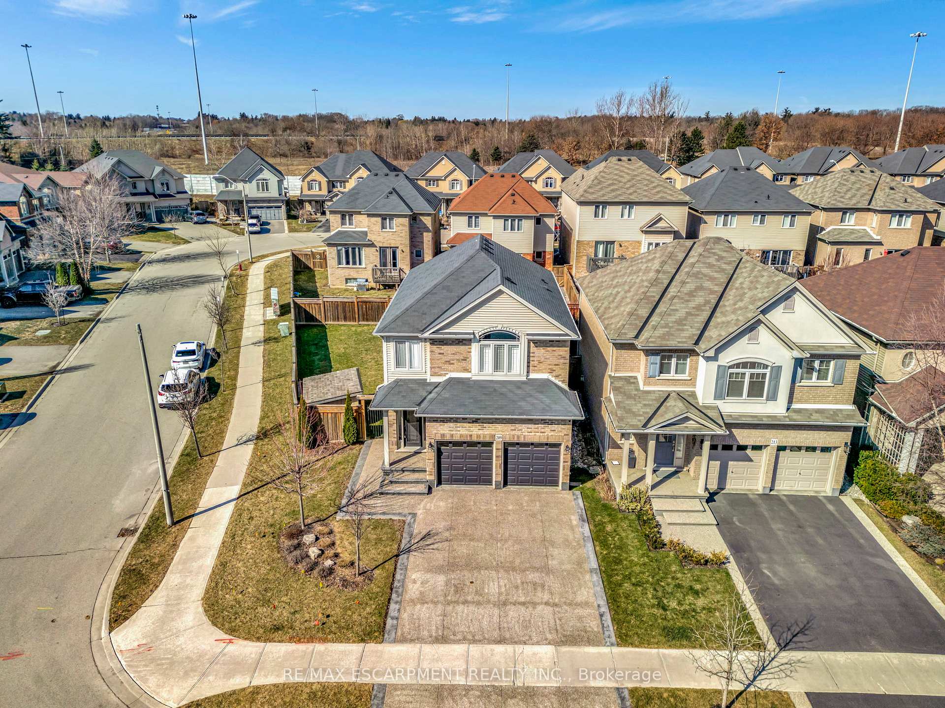 Photo 37 of 209 John Frederick Drive, Hamilton, Ancaster — HOMEH