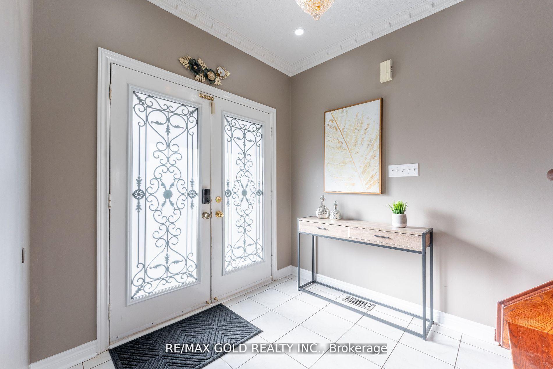 Photo 3 of 16 Runnymede Crescent, Brampton, Sandringham-Wellington — HOMEH