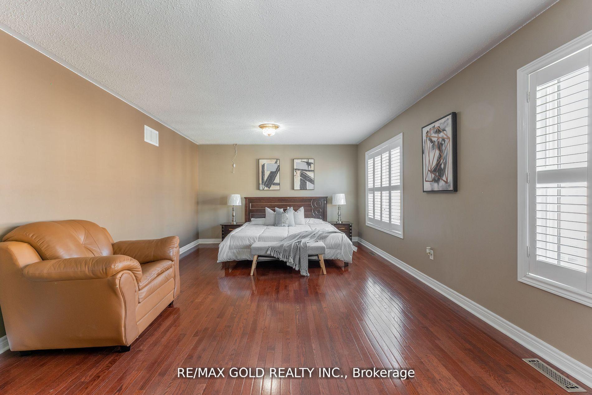 Photo 2 of 16 Runnymede Crescent, Brampton, Sandringham-Wellington — HOMEH