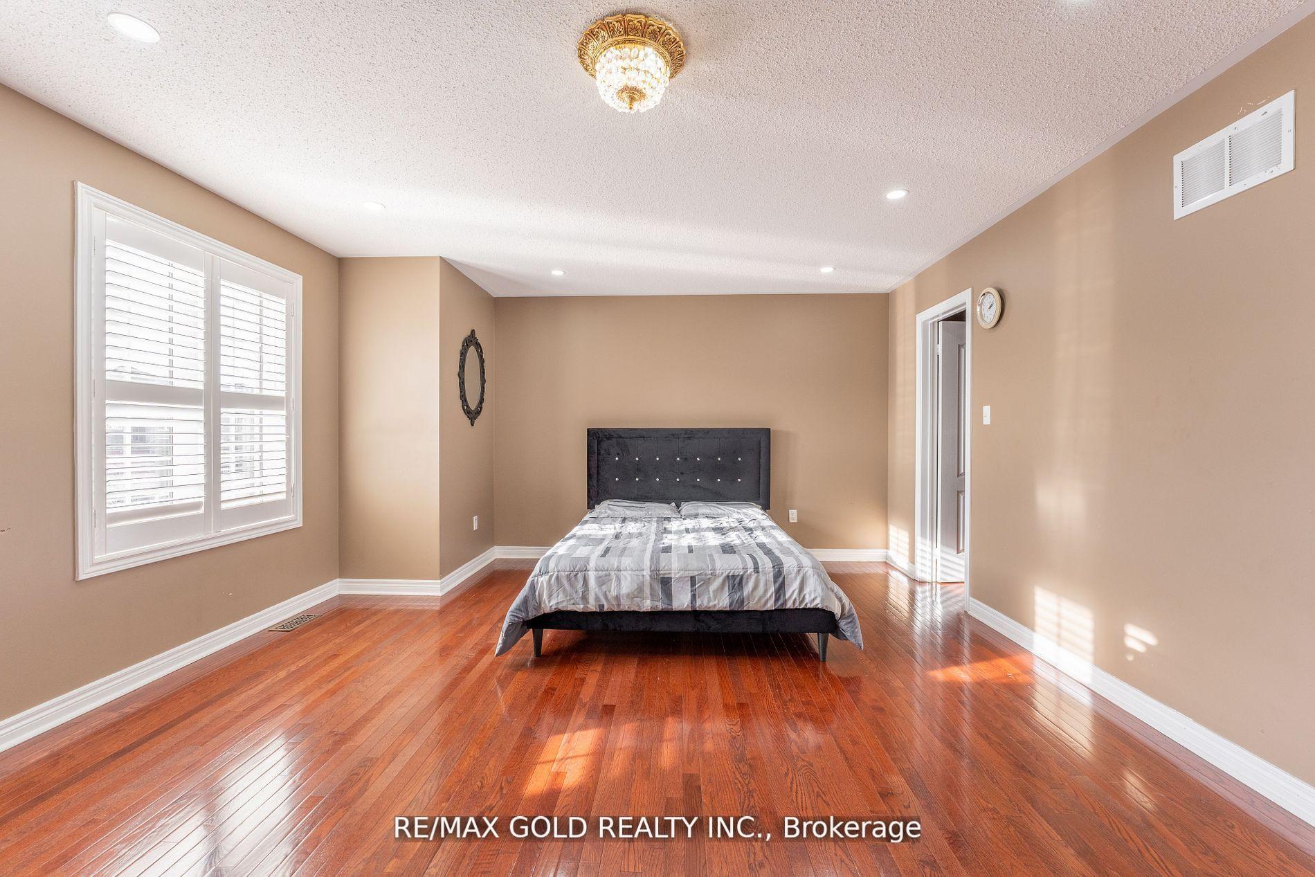 Photo 12 of 16 Runnymede Crescent, Brampton, Sandringham-Wellington — HOMEH