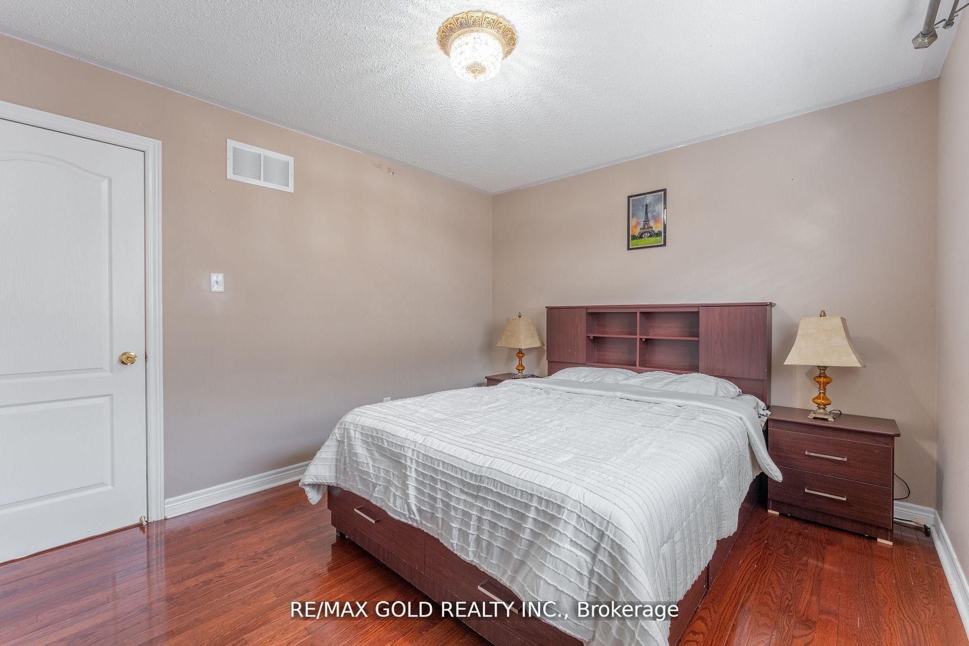 Photo 17 of 16 Runnymede Crescent, Brampton, Sandringham-Wellington — HOMEH