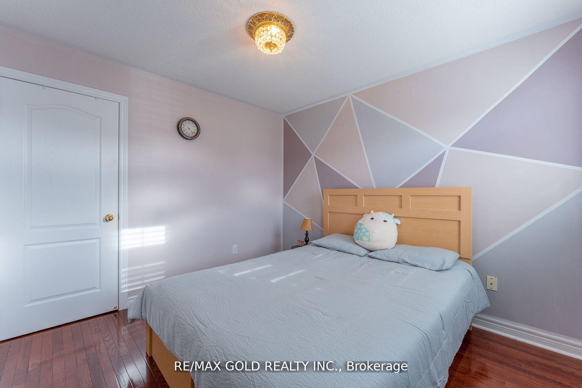Photo 10 of 16 Runnymede Crescent, Brampton, Sandringham-Wellington — HOMEH