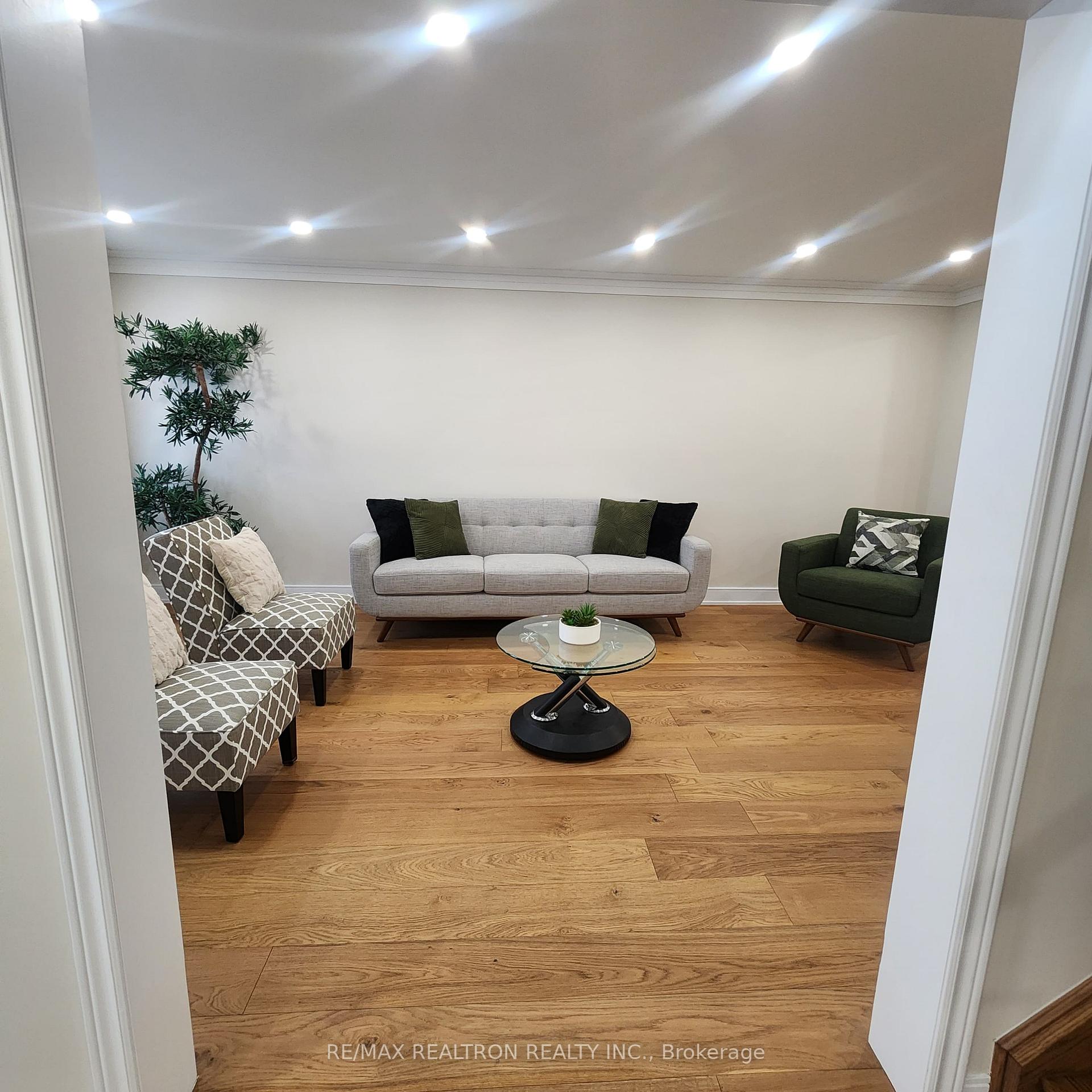 Photo 3 of 1530 Oakburn Street, Pickering, Highbush — HOMEH