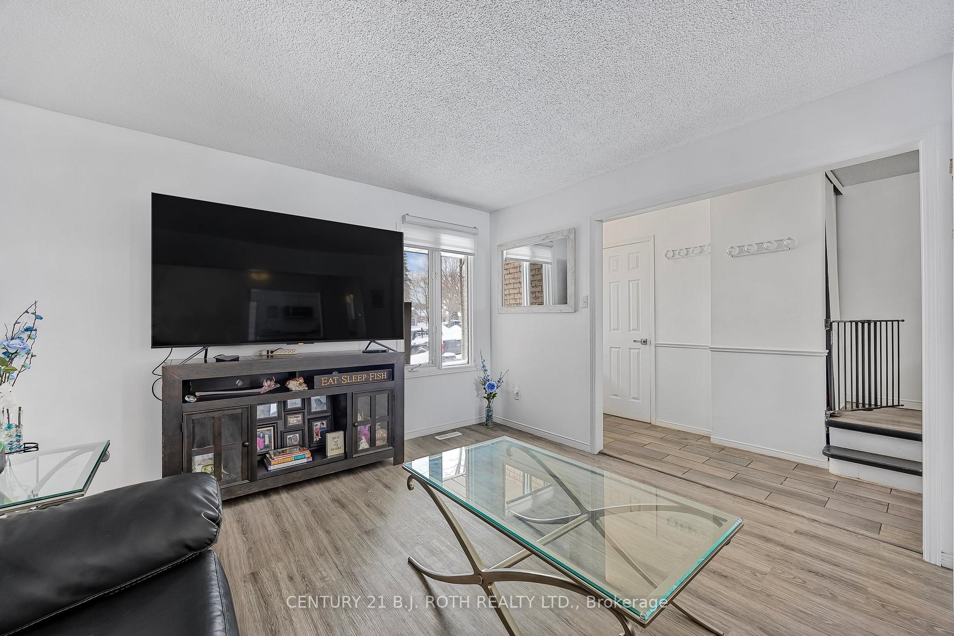 Photo 5 of 13 Wallace Drive, Barrie, Northwest — HOMEH