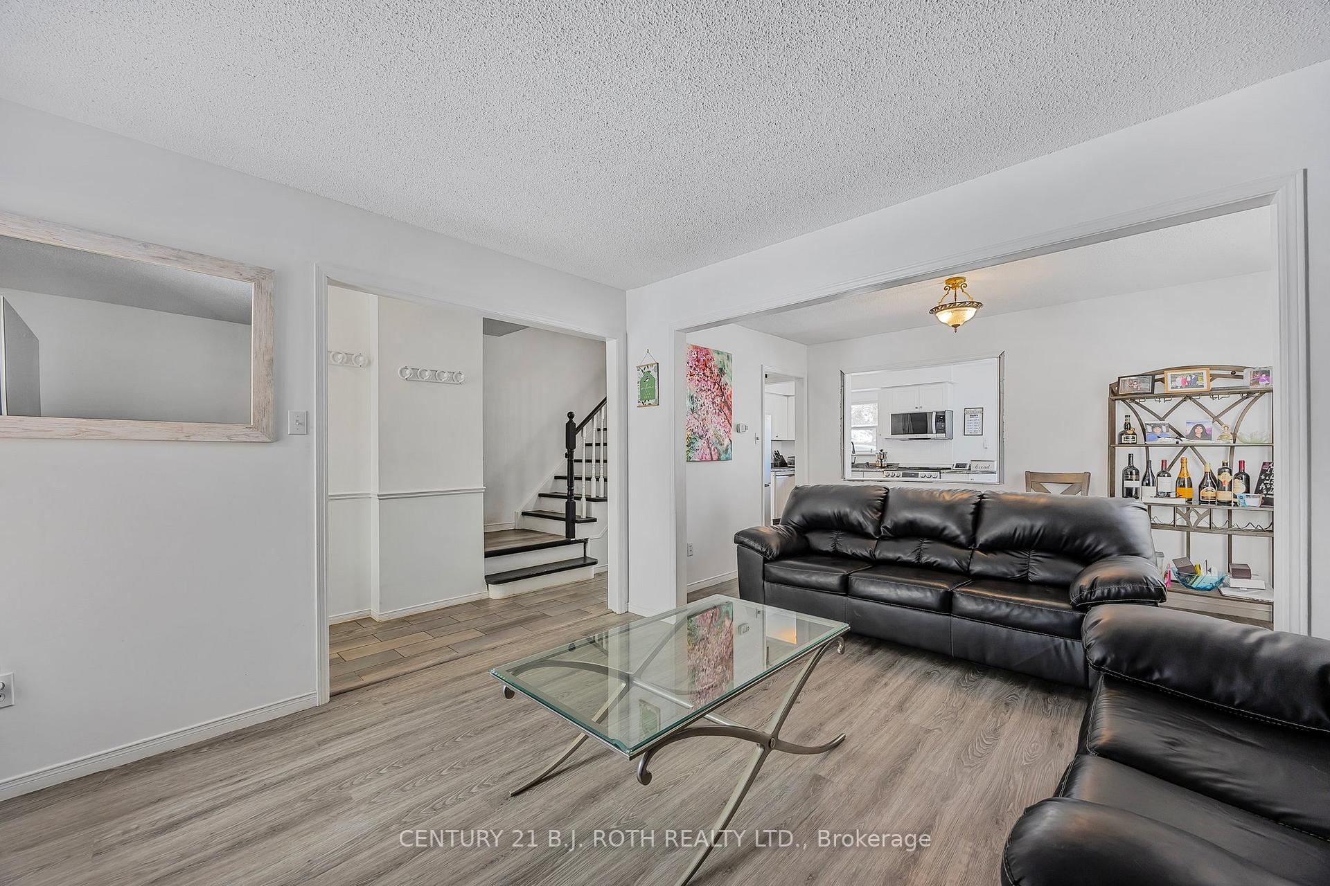 Photo 4 of 13 Wallace Drive, Barrie, Northwest — HOMEH