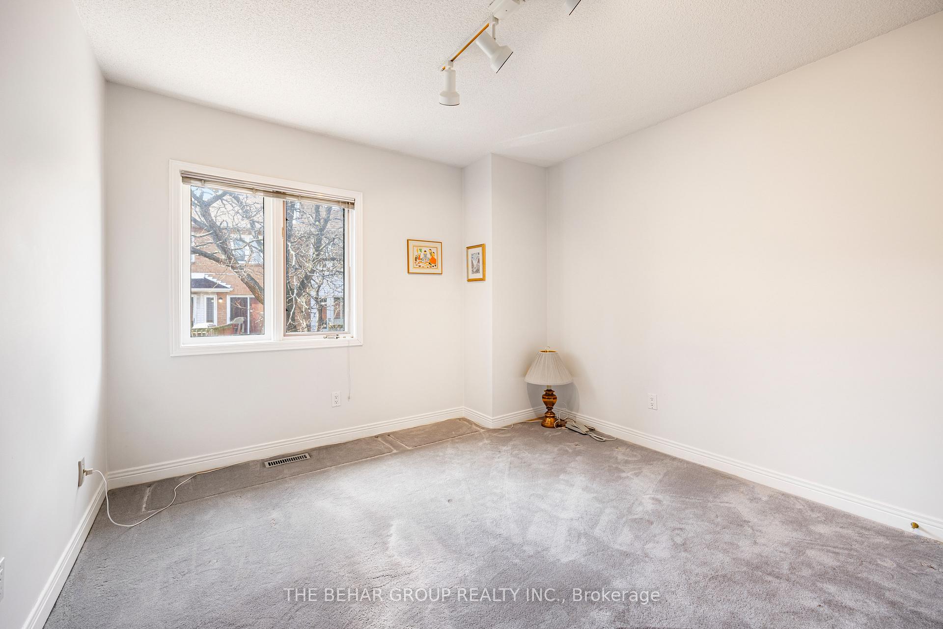 Photo 7 of 73 Brownstone Circle, Vaughan, Crestwood-Springfarm-Yorkhill — HOMEH