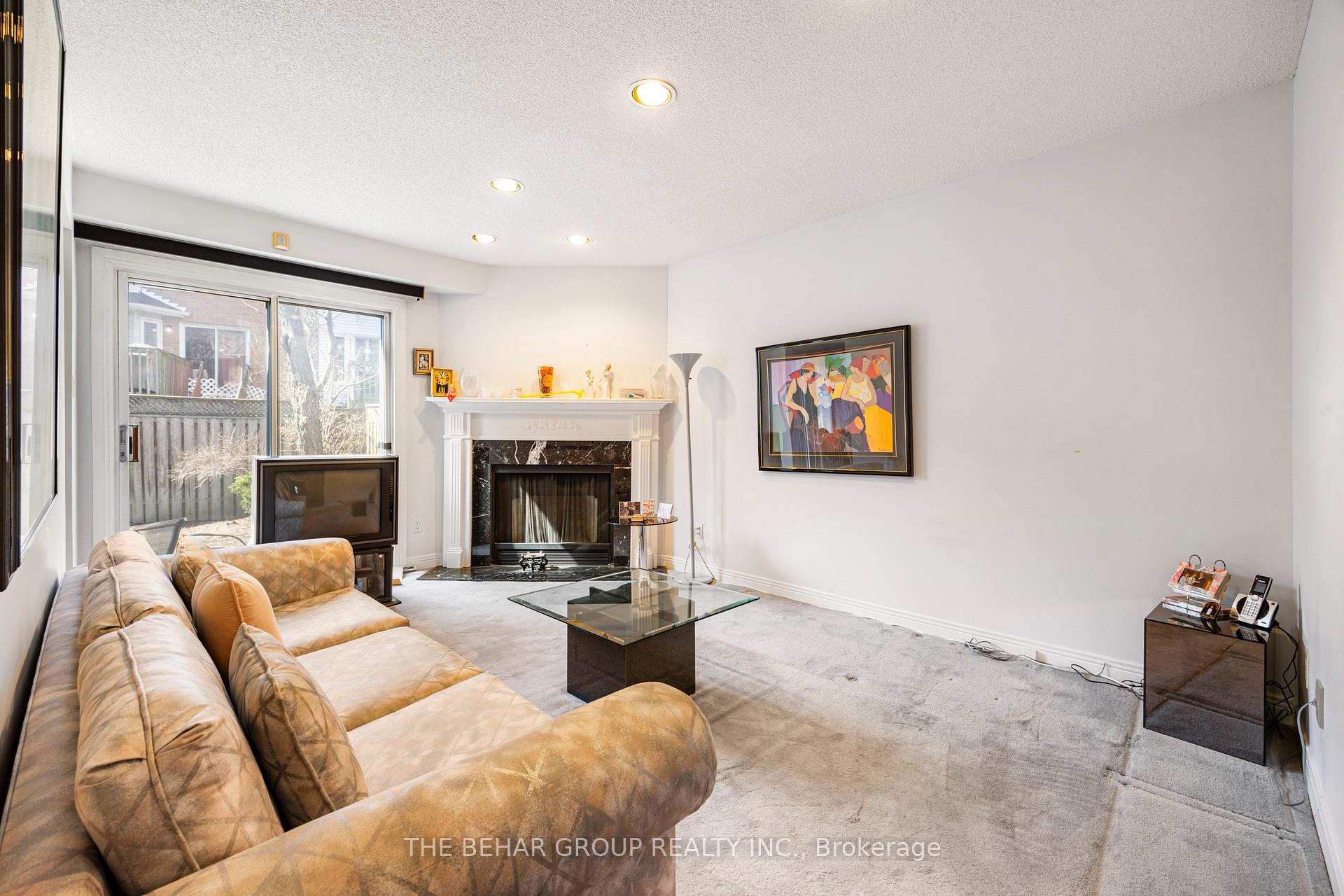 Photo 4 of 73 Brownstone Circle, Vaughan, Crestwood-Springfarm-Yorkhill — HOMEH