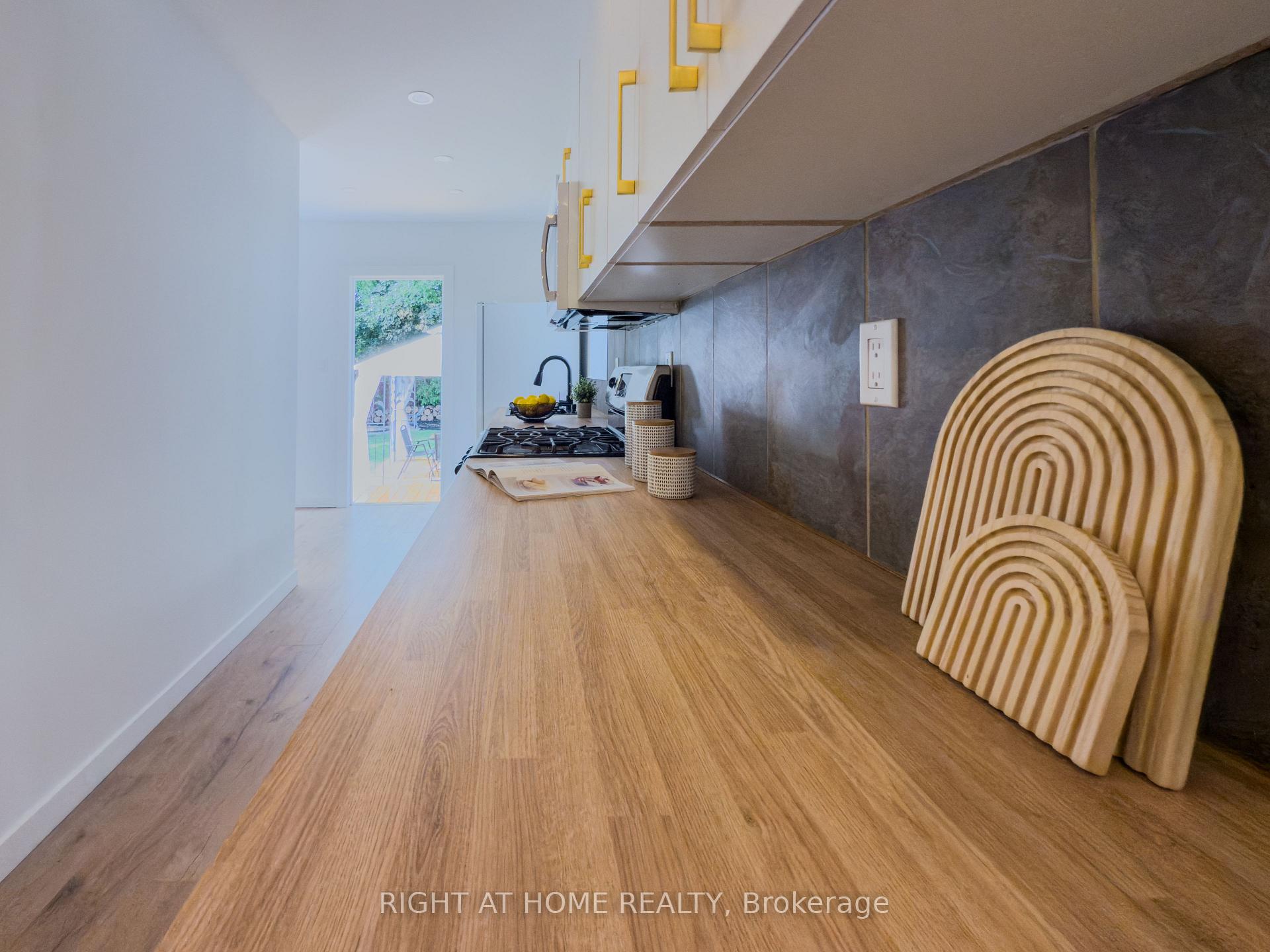 Photo 10 of 32 Brenton Street, Toronto, Crescent Town — HOMEH