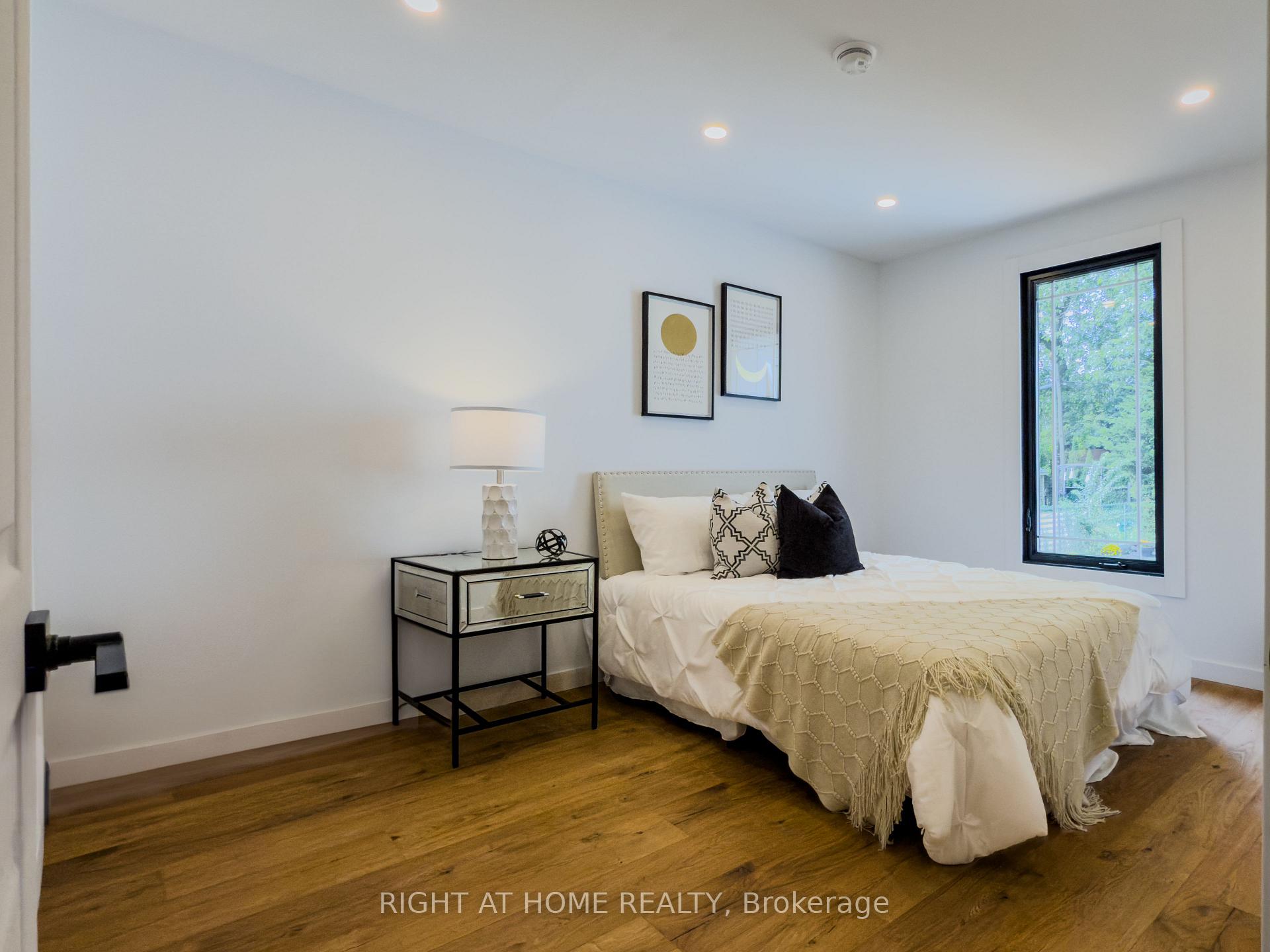 Photo 11 of 32 Brenton Street, Toronto, Crescent Town — HOMEH
