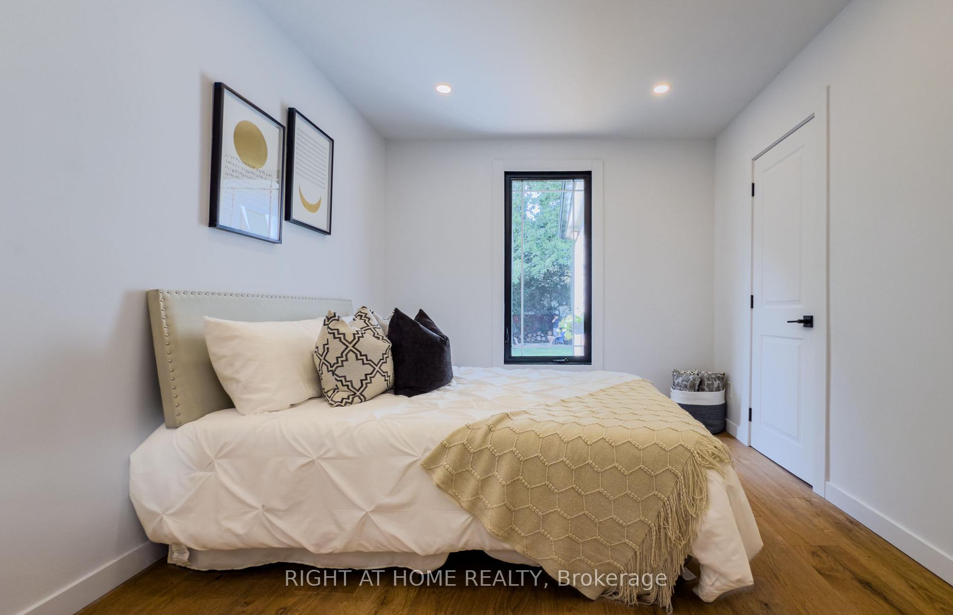 Photo 12 of 32 Brenton Street, Toronto, Crescent Town — HOMEH