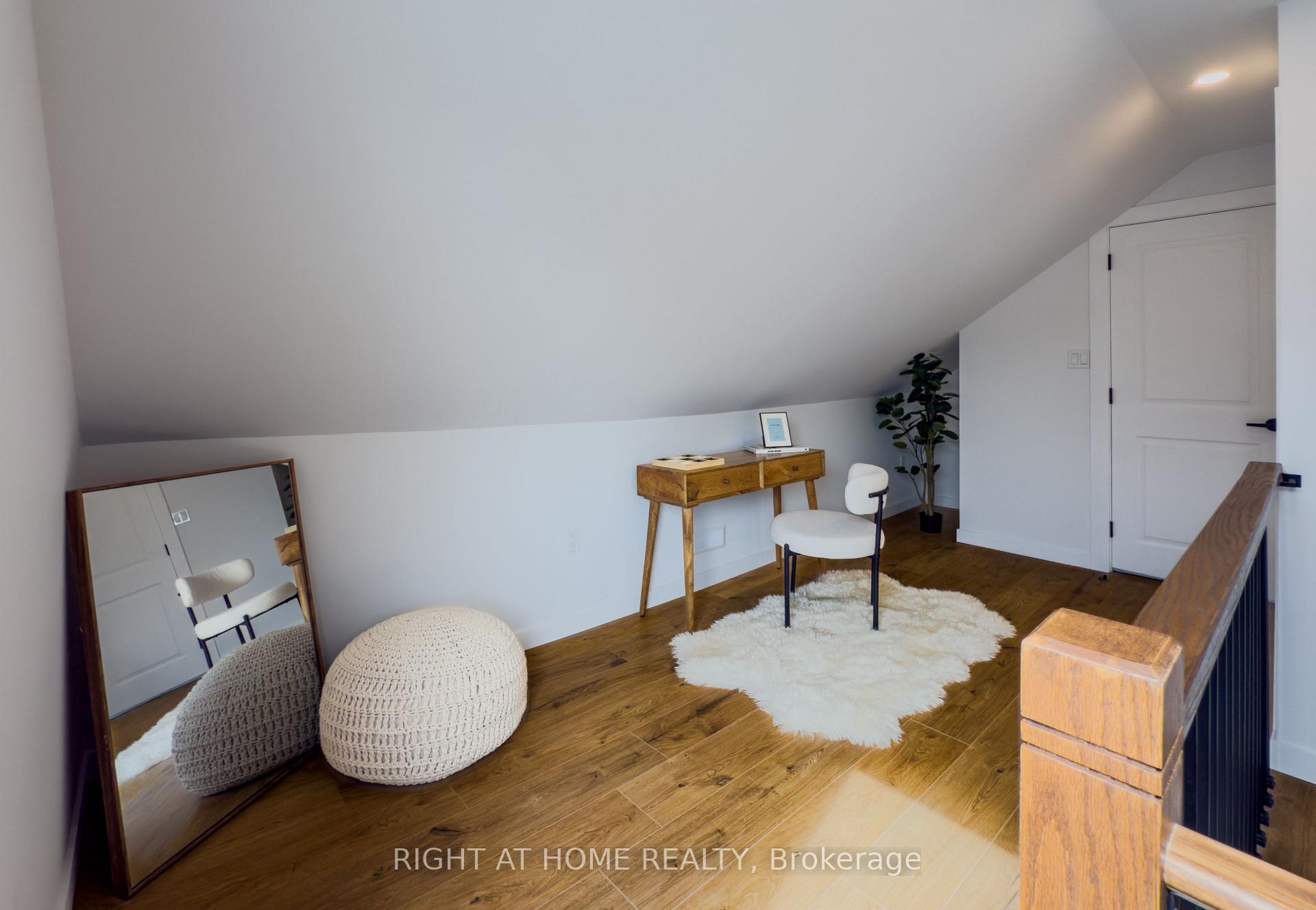 Photo 16 of 32 Brenton Street, Toronto, Crescent Town — HOMEH