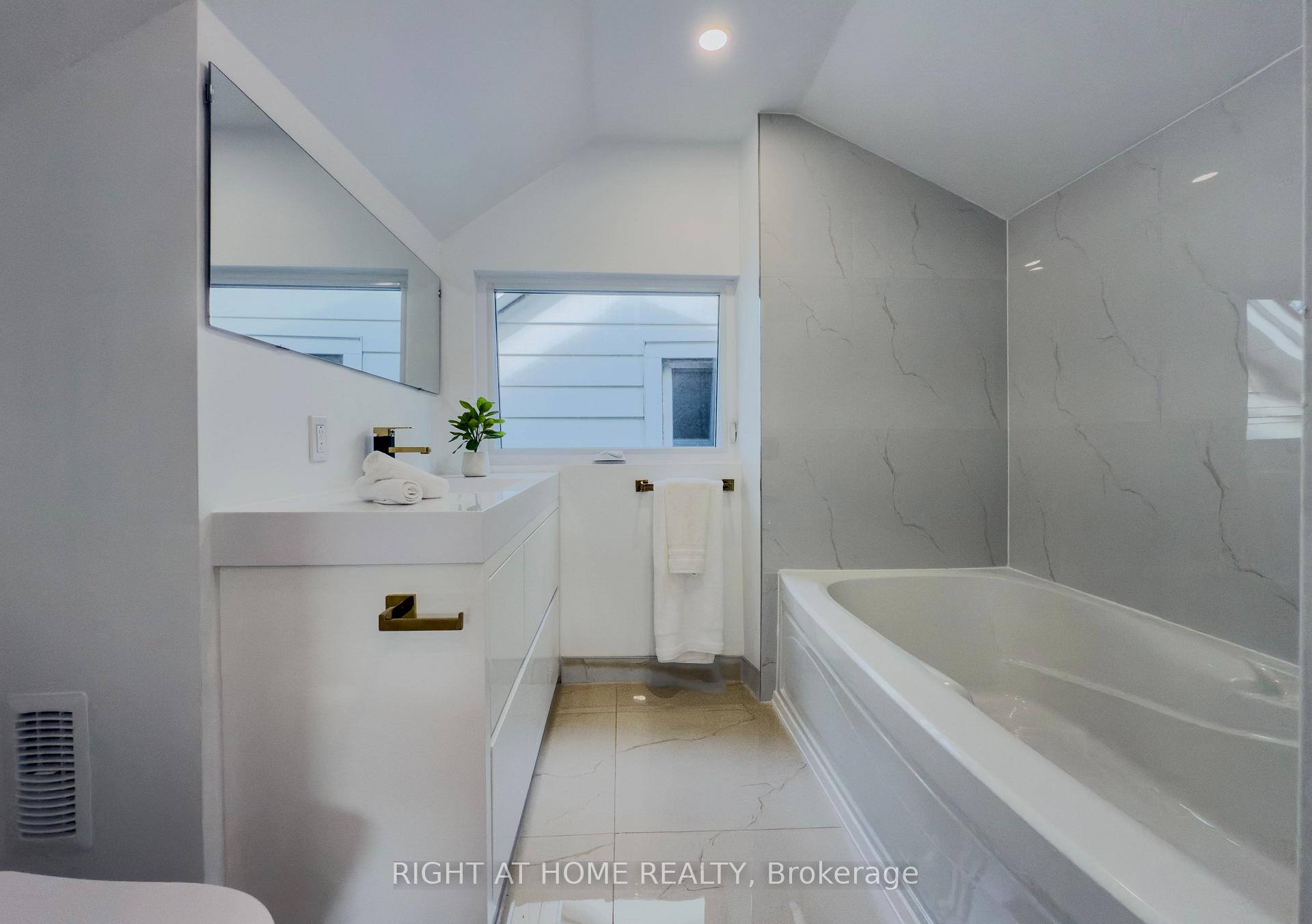 Photo 25 of 32 Brenton Street, Toronto, Crescent Town — HOMEH