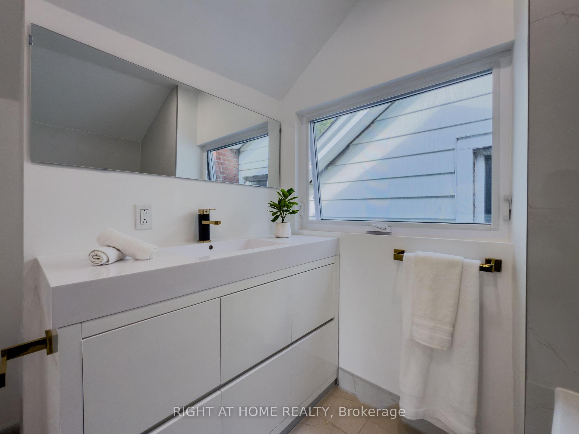 Photo 22 of 32 Brenton Street, Toronto, Crescent Town — HOMEH