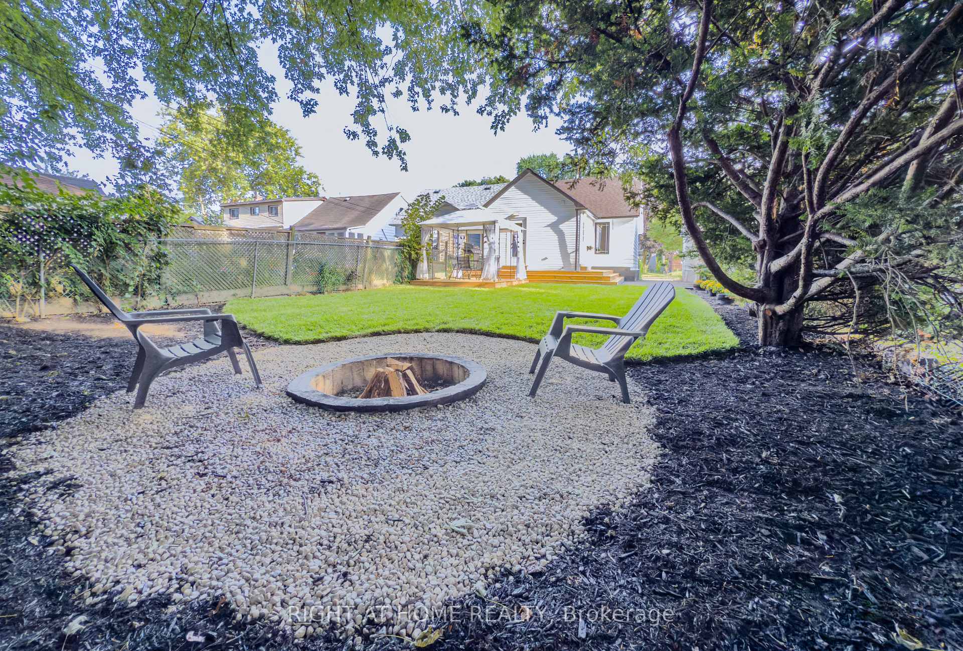 Photo 20 of 32 Brenton Street, Toronto, Crescent Town — HOMEH