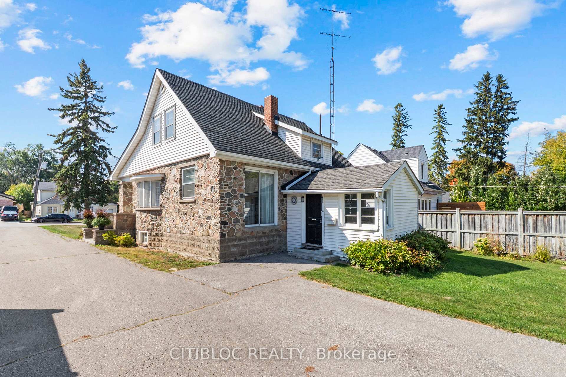 Photo 6 of 393 The Queensway, Georgina, Keswick South — HOMEH