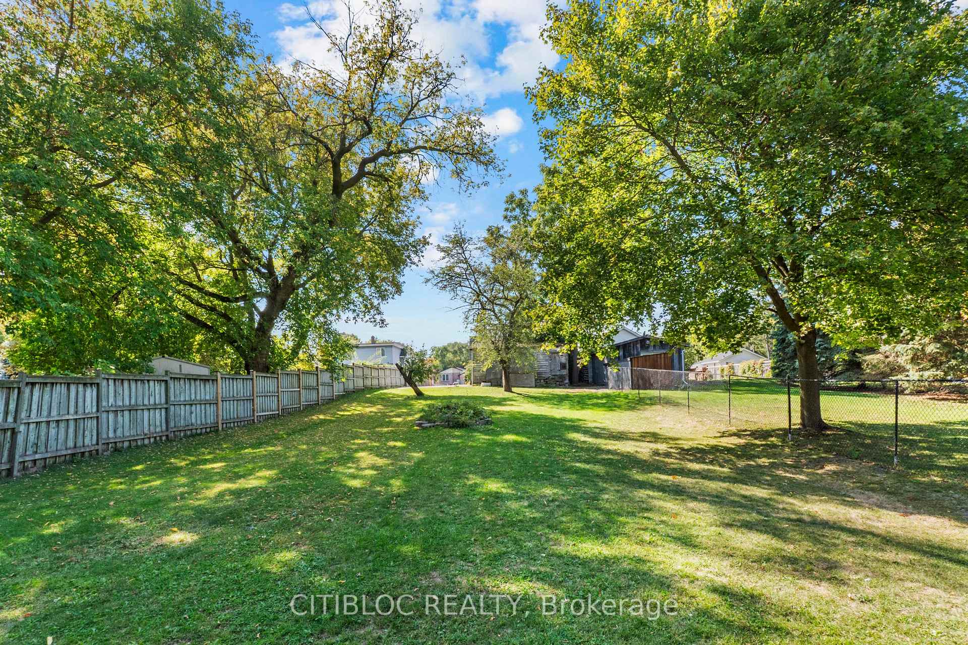 Photo 25 of 393 The Queensway, Georgina, Keswick South — HOMEH