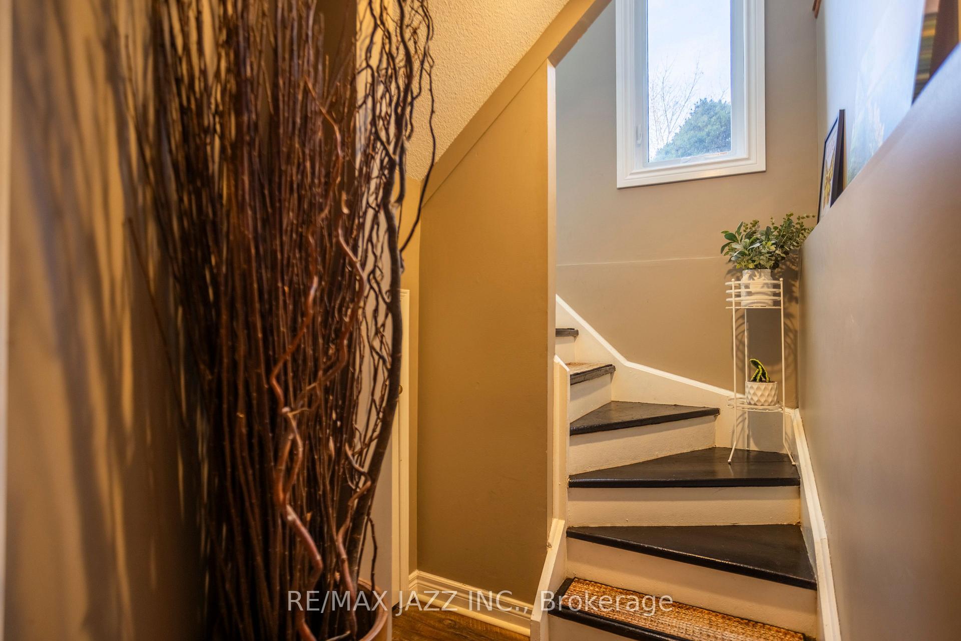 Photo 13 of 99 Champine Square, Clarington, Bowmanville — HOMEH
