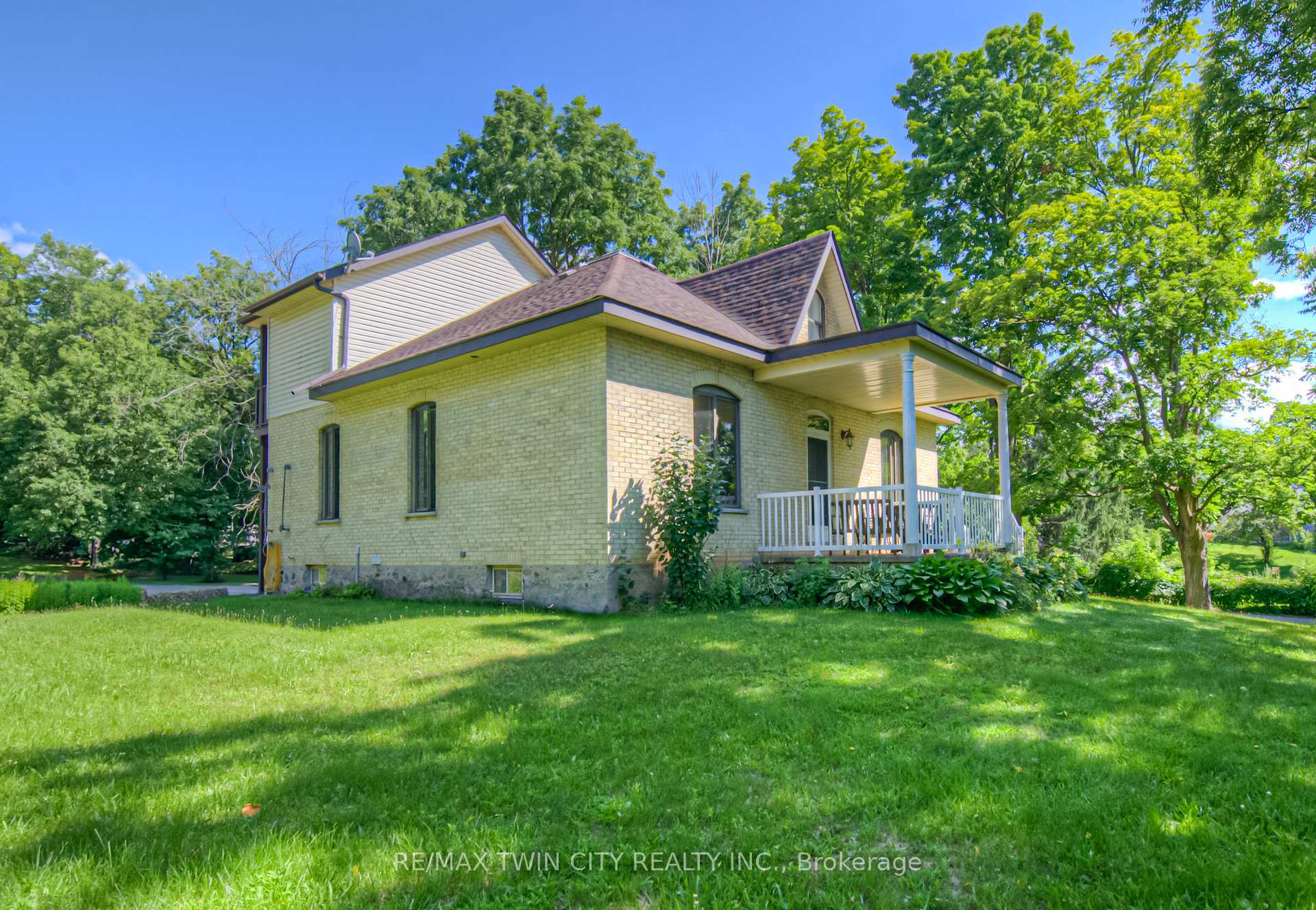 Photo 3 of 430 River Road E, Cambridge — HOMEH