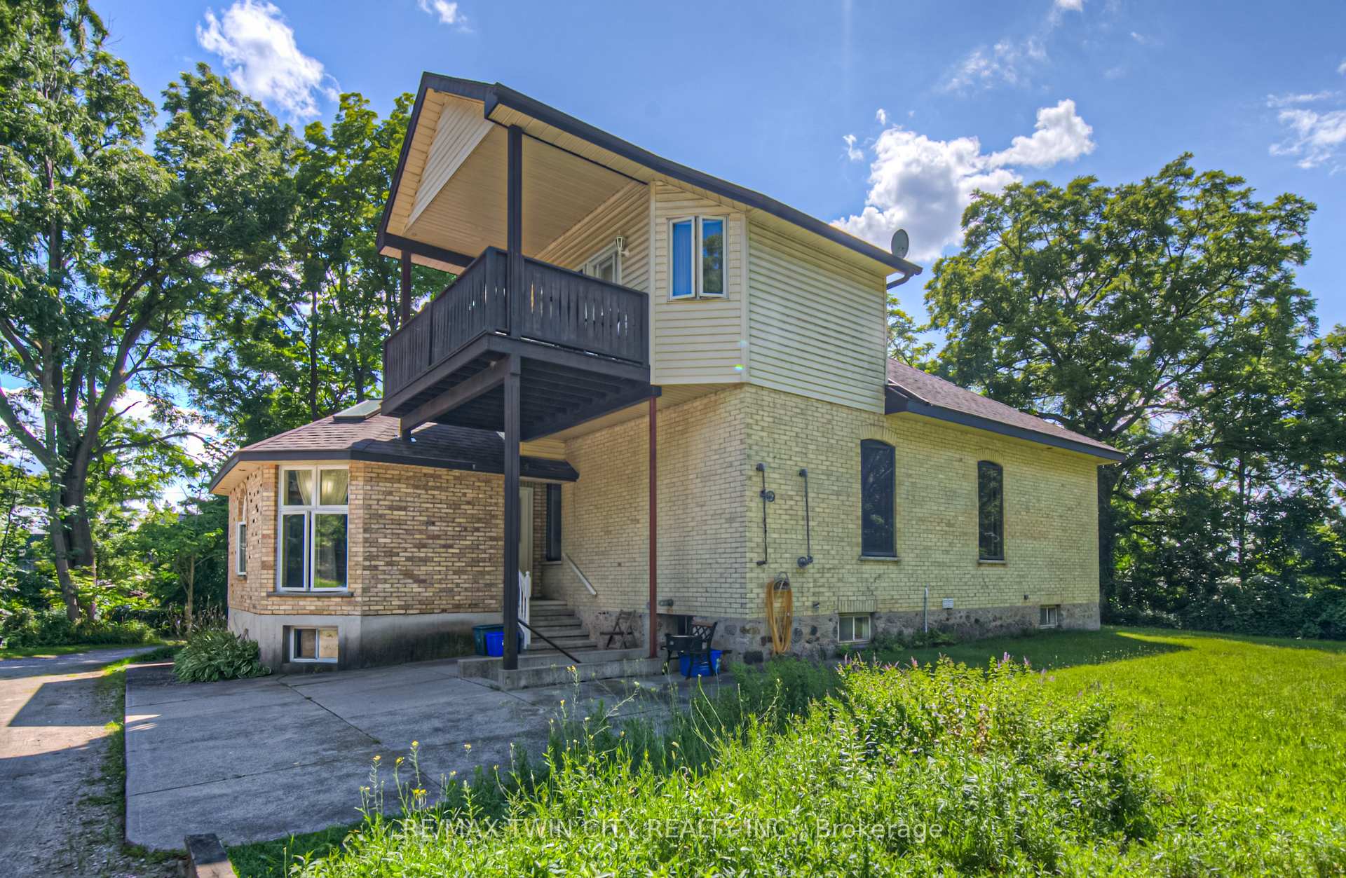 Photo 2 of 430 River Road E, Cambridge — HOMEH
