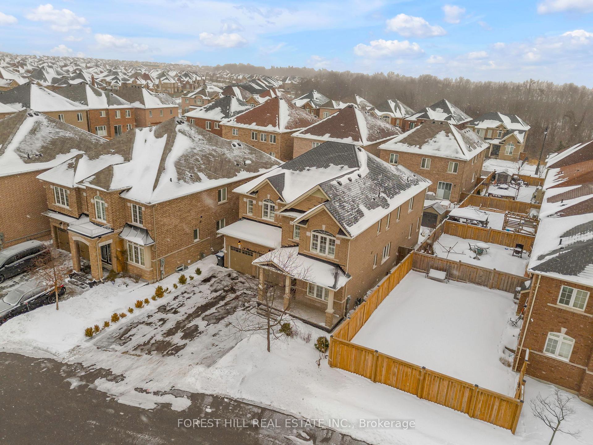Photo 4 of 19 Waterwide Crescent, Brampton, Credit Valley — HOMEH