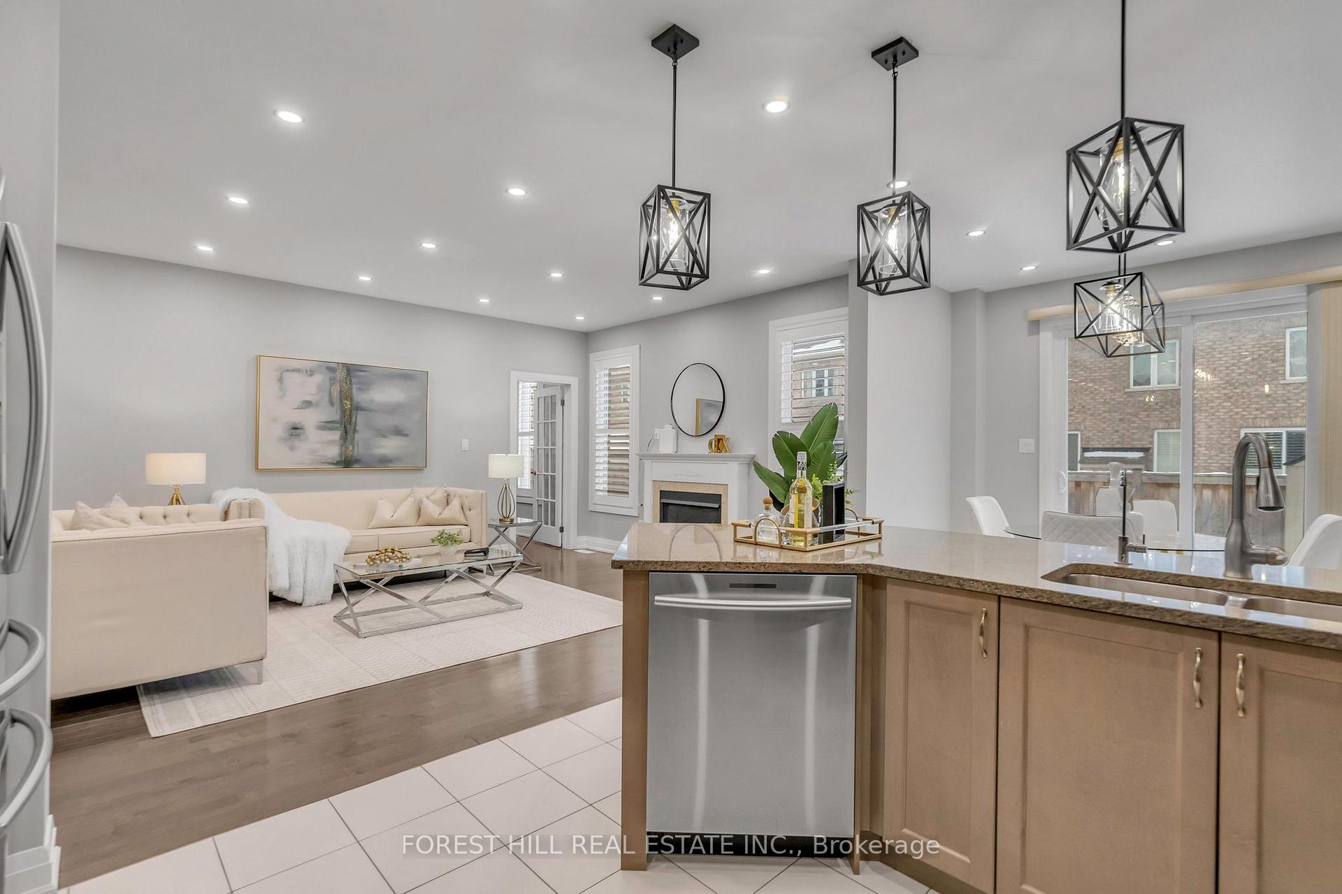 Photo 5 of 19 Waterwide Crescent, Brampton, Credit Valley — HOMEH