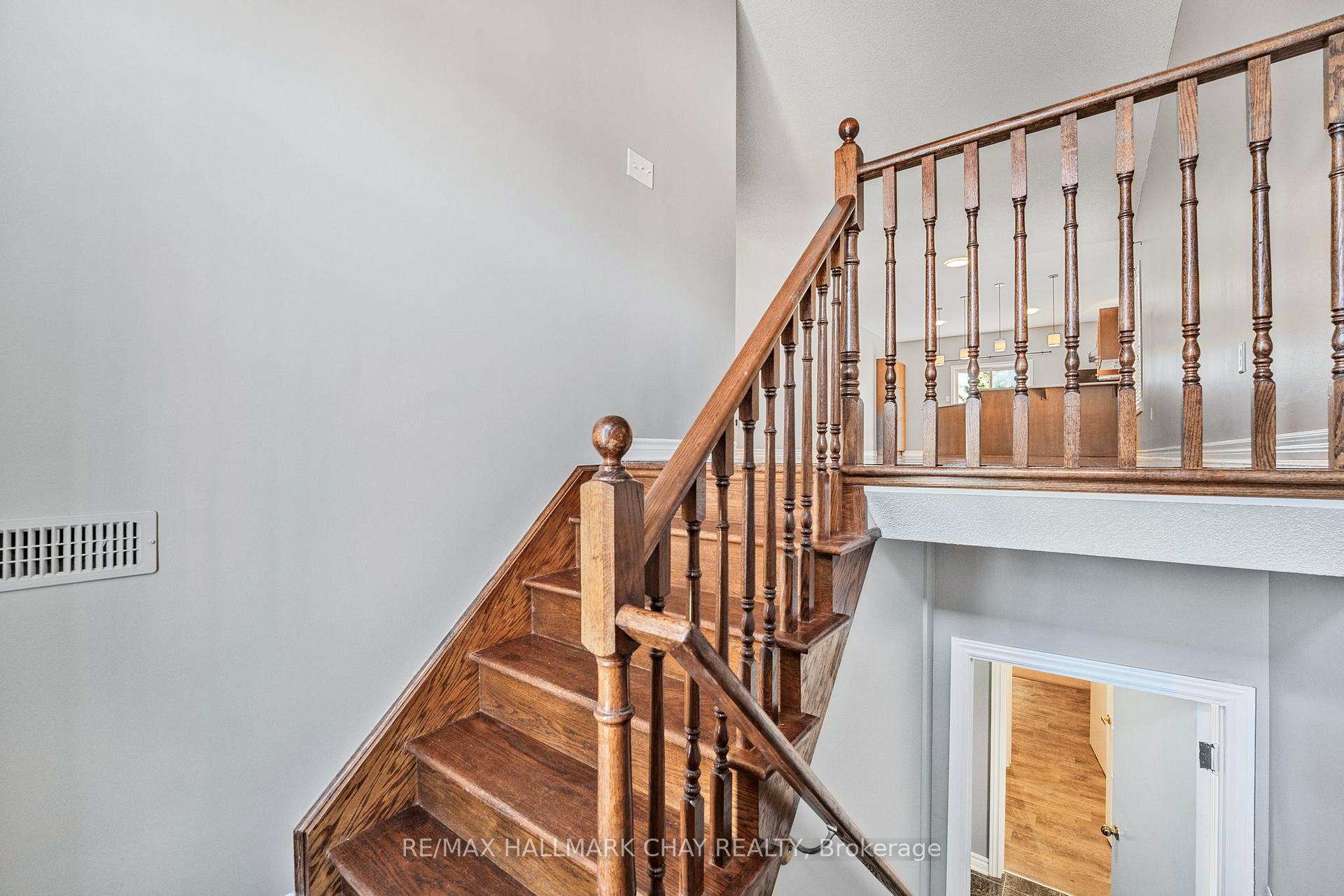 Photo 5 of 10 Tascona Court, Barrie, Little Lake — HOMEH