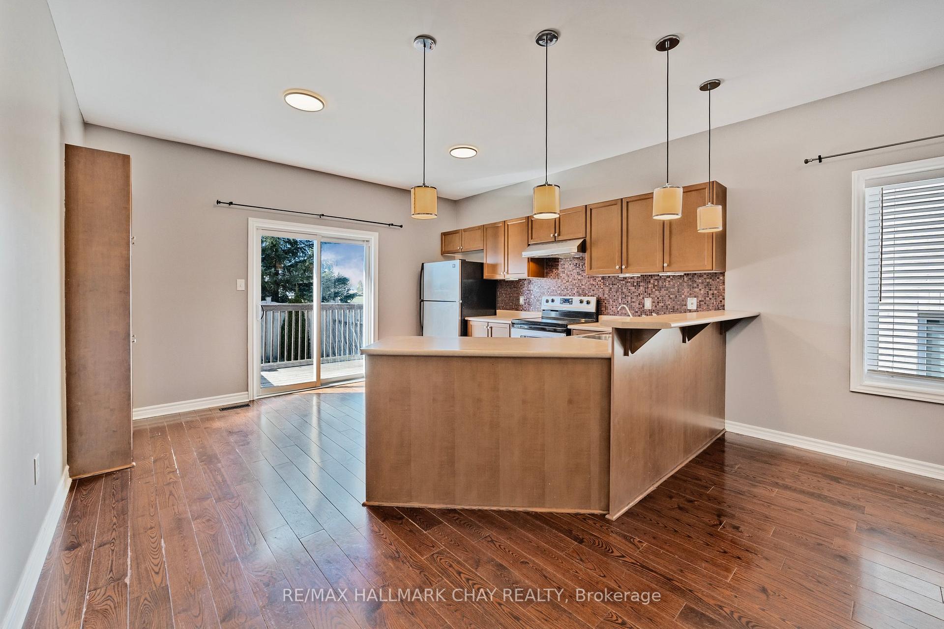Photo 14 of 10 Tascona Court, Barrie, Little Lake — HOMEH