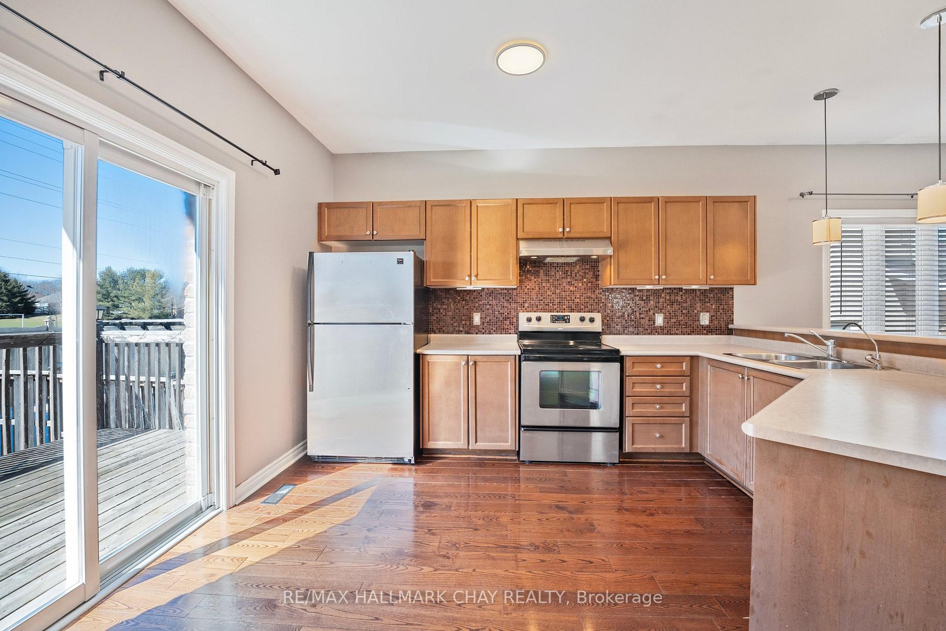 Photo 23 of 10 Tascona Court, Barrie, Little Lake — HOMEH