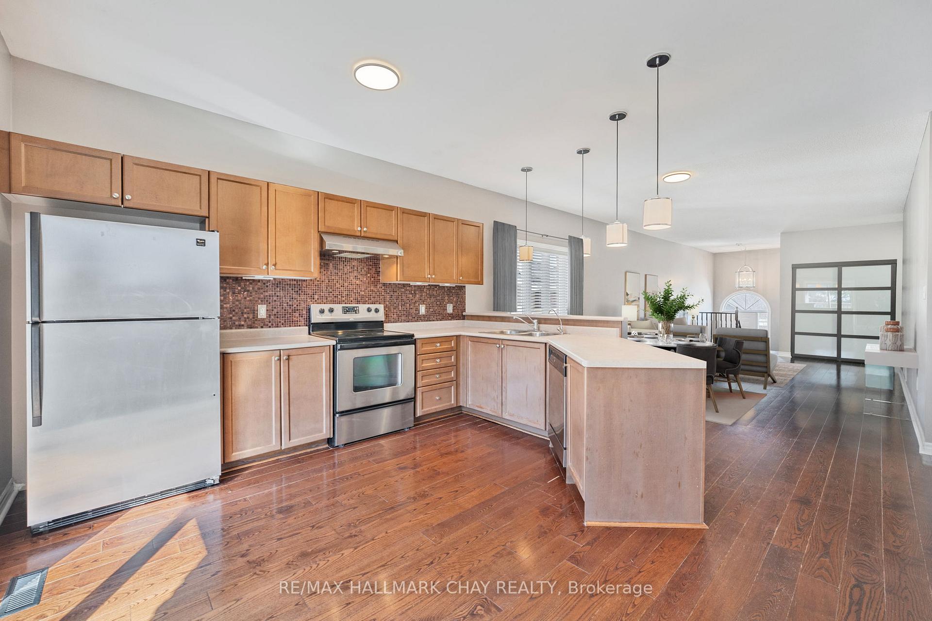 Photo 6 of 10 Tascona Court, Barrie, Little Lake — HOMEH