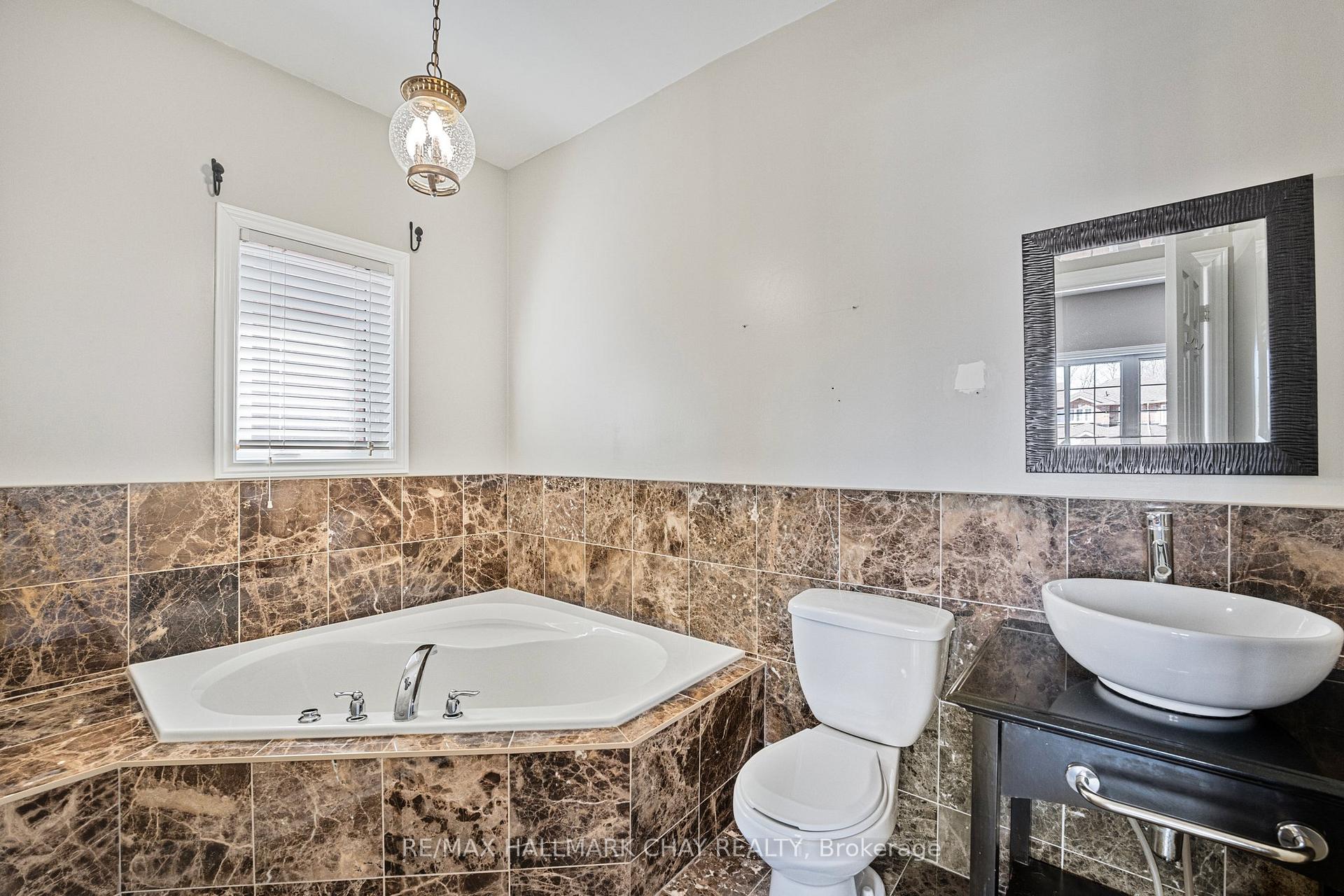 Photo 26 of 10 Tascona Court, Barrie, Little Lake — HOMEH