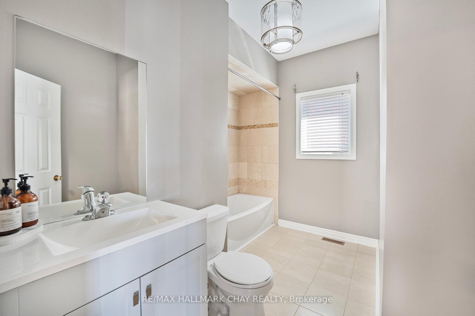 Photo 2 of 10 Tascona Court, Barrie, Little Lake — HOMEH