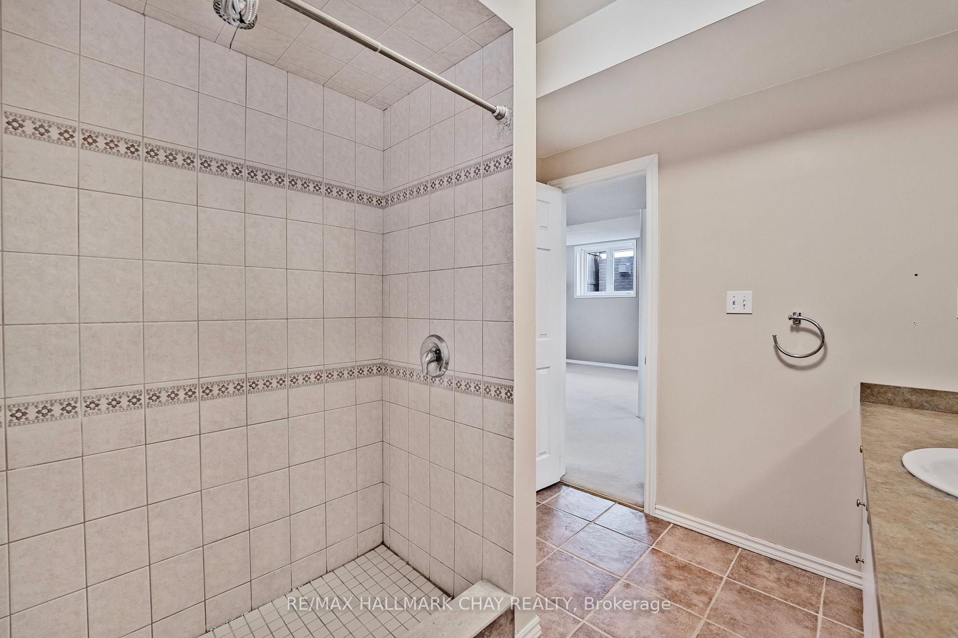 Photo 15 of 10 Tascona Court, Barrie, Little Lake — HOMEH