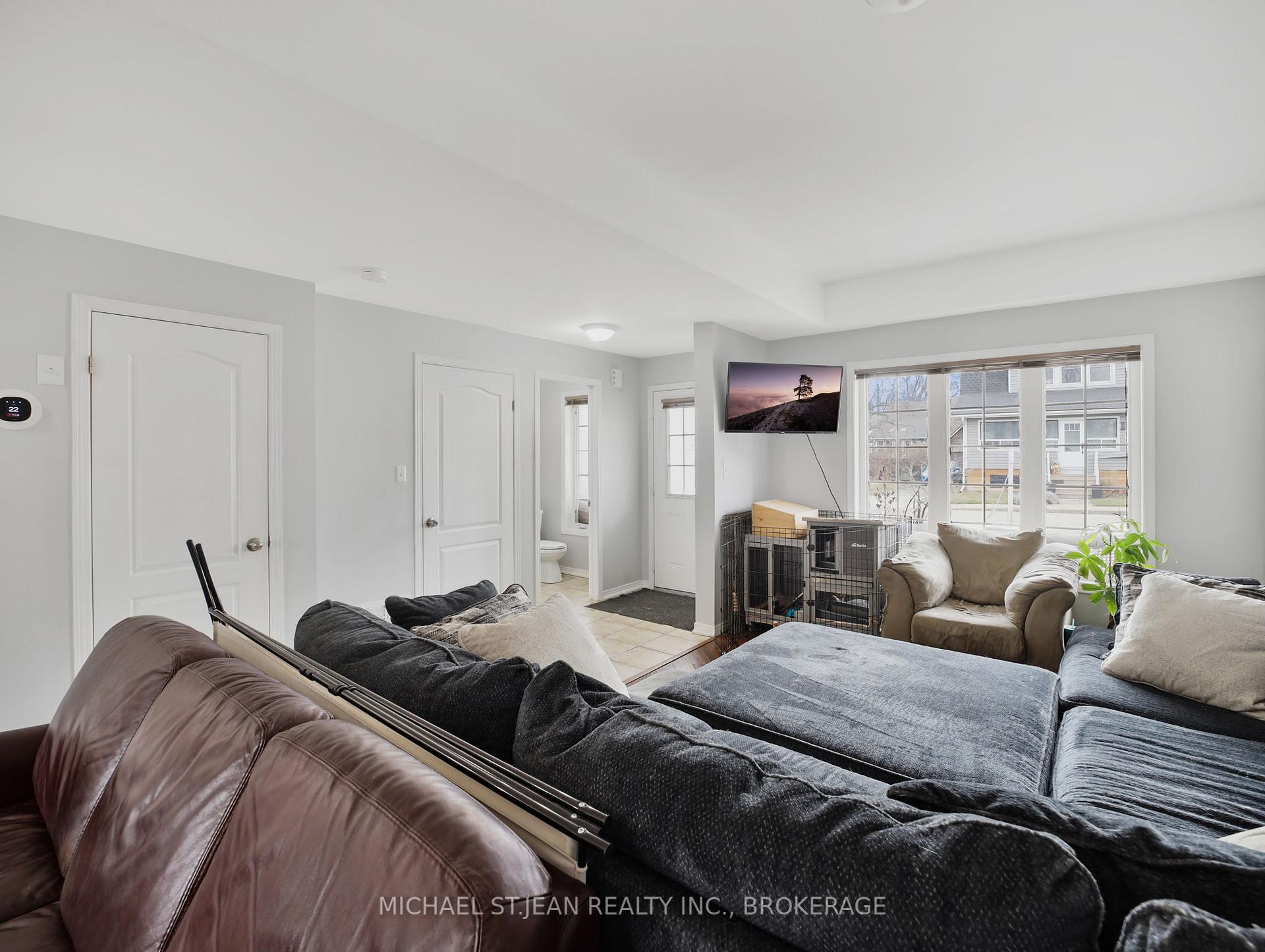 Photo 3 of 2 Comet Avenue, Hamilton, Hamilton Beach — HOMEH