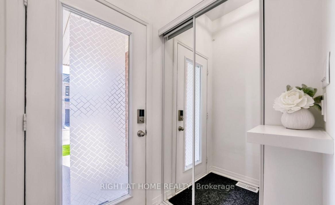 Photo 2 of 43 Caspian Square, Clarington, Bowmanville — HOMEH