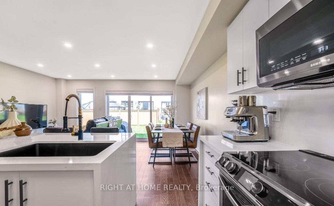 Photo 19 of 43 Caspian Square, Clarington, Bowmanville — HOMEH