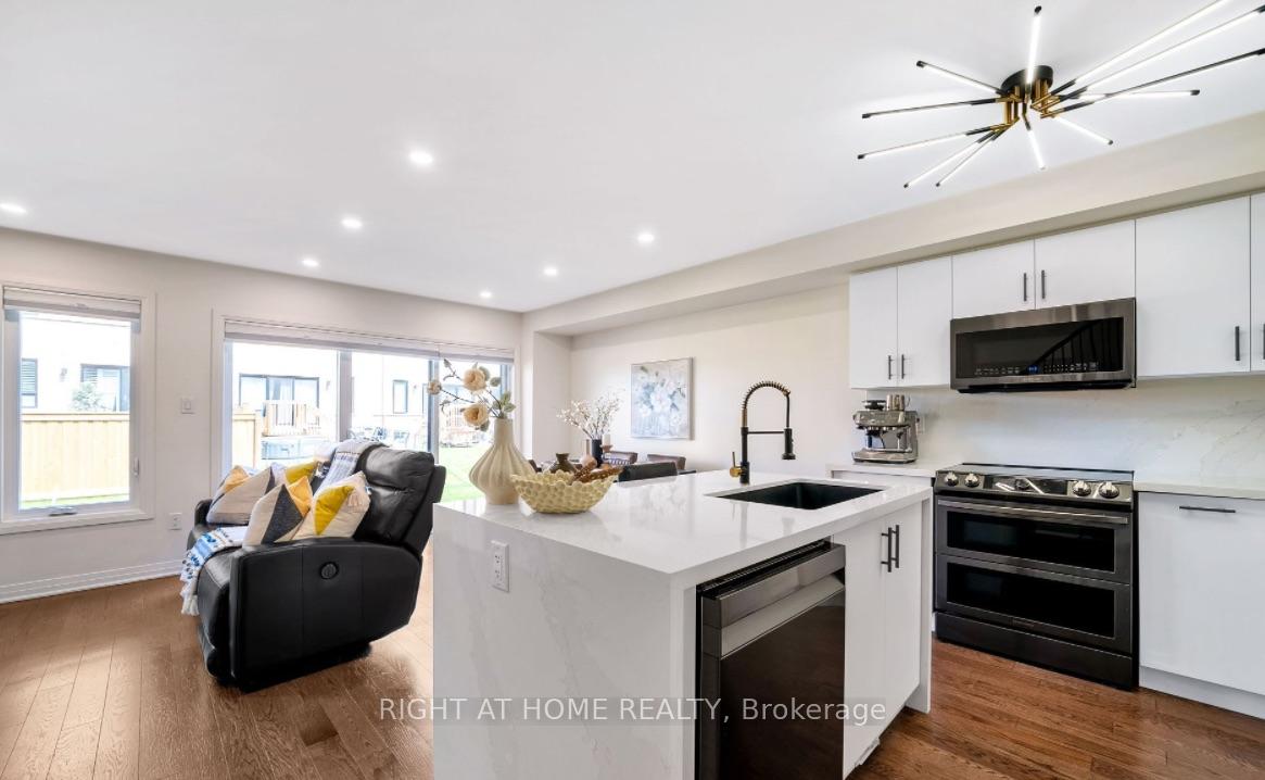 Photo 3 of 43 Caspian Square, Clarington, Bowmanville — HOMEH