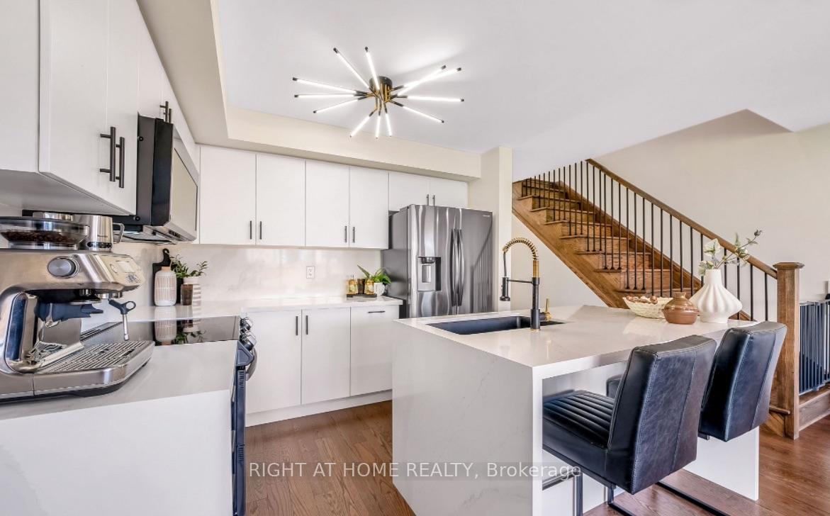 Photo 10 of 43 Caspian Square, Clarington, Bowmanville — HOMEH