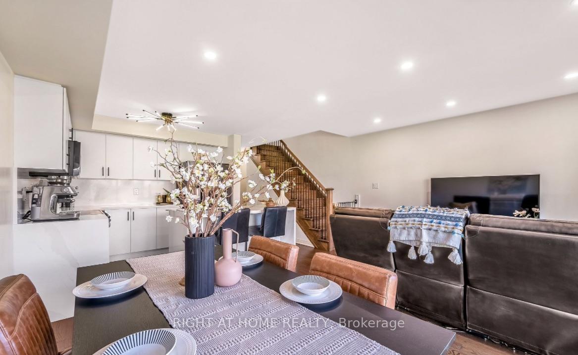 Photo 6 of 43 Caspian Square, Clarington, Bowmanville — HOMEH
