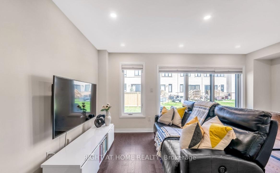 Photo 12 of 43 Caspian Square, Clarington, Bowmanville — HOMEH
