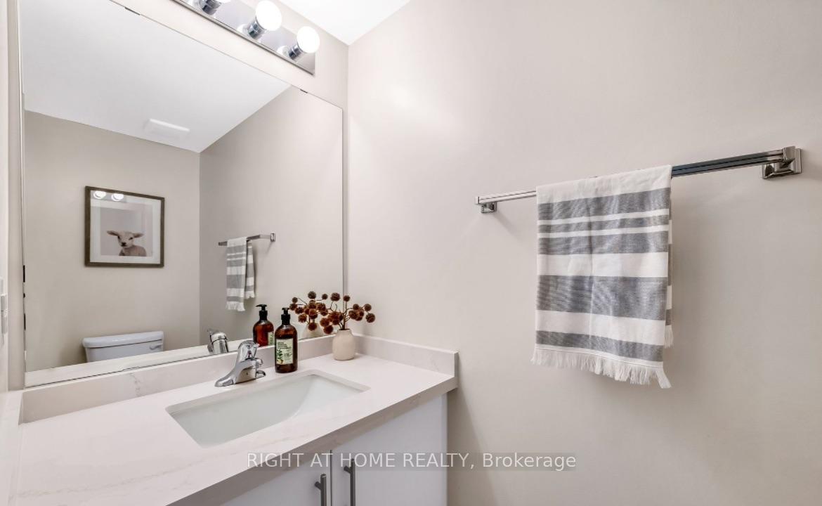 Photo 9 of 43 Caspian Square, Clarington, Bowmanville — HOMEH